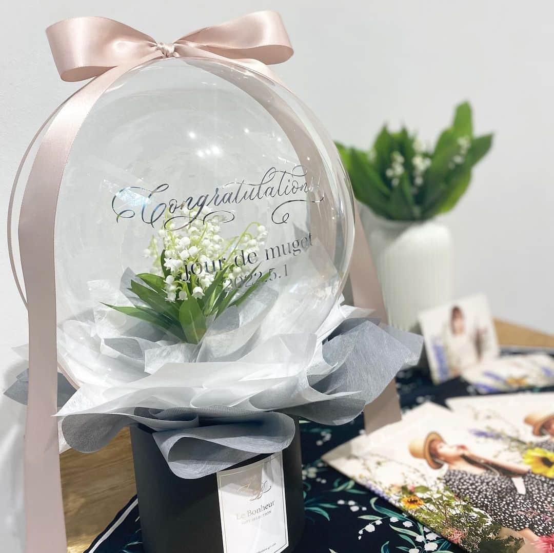 黒坂優香子さんのインスタグラム写真 - (黒坂優香子Instagram)「💐  2022.5.1 jour de  muguet 「muguet day」  @jour.de.muguet  ラストイベント、 来てくれたみんなありがとう♡  みんなから直接ミュゲのお洋服への想いを伝えてもらったり、メッセージを読んだり、オーダーしたよって報告をSNSでもらったり。  本当に嬉しかったし 感謝の気持ちでいっぱいです。  雨の中たくさんの方が会場に足を運んでくれたの、とっても嬉しかった。 ありがとうね😢 来てくれるだけで嬉しいのに、たくさんのお手紙やプレゼントまで 本当にありがとう😢  @sayn_inc  のみんなからのお祝いのお花を持って すぅも駆けつけてくれました。 サプライズすぎたよ😢 その後なおきゃんも来てくれたし、 名古屋で個展中のにゃんちゃんも muguetdayだからってミュゲのお洋服を着てくれてたんだって。 愛だなぁ、ありがとう😢  イベント後に ミュゲチームのスタッフさん達からも寄せ書きとプレゼントを頂いちゃいました😢嬉しいなぁ。 本当にありがとうございました✨ 昨日いたメンバーで集合写真も撮ったよ📸♡  今回もお花をセットしてくれたふみちゃんも一緒に @23uwa  とってもとっても素敵でした🥺 ありがとう😢💐  jour de  muguetのお洋服がオーダー出来るのも今回が本当にラストです！！ オーダー期間は5日まで。 ぜひたくさんの方に手に取ってもらえたら嬉しいです。  今までゲットしてくれたお洋服や 今回オーダーしてくれたお洋服を ずっとずっと大切に着てもらえたら嬉しいなぁ。  jour de  muguetというブランドが みんなにとっての幸福の花のような存在になれますように。  そんな想いを込めて名前を付けました。 これからもずっと、みんなに幸せを運んでくれますように。 たくさんの愛と感謝を込めて。  #jourdemuguet #ジュールドミュゲ #ootd #fashion #lastivent #muguetday」5月2日 16時57分 - yukakokurosaka0606