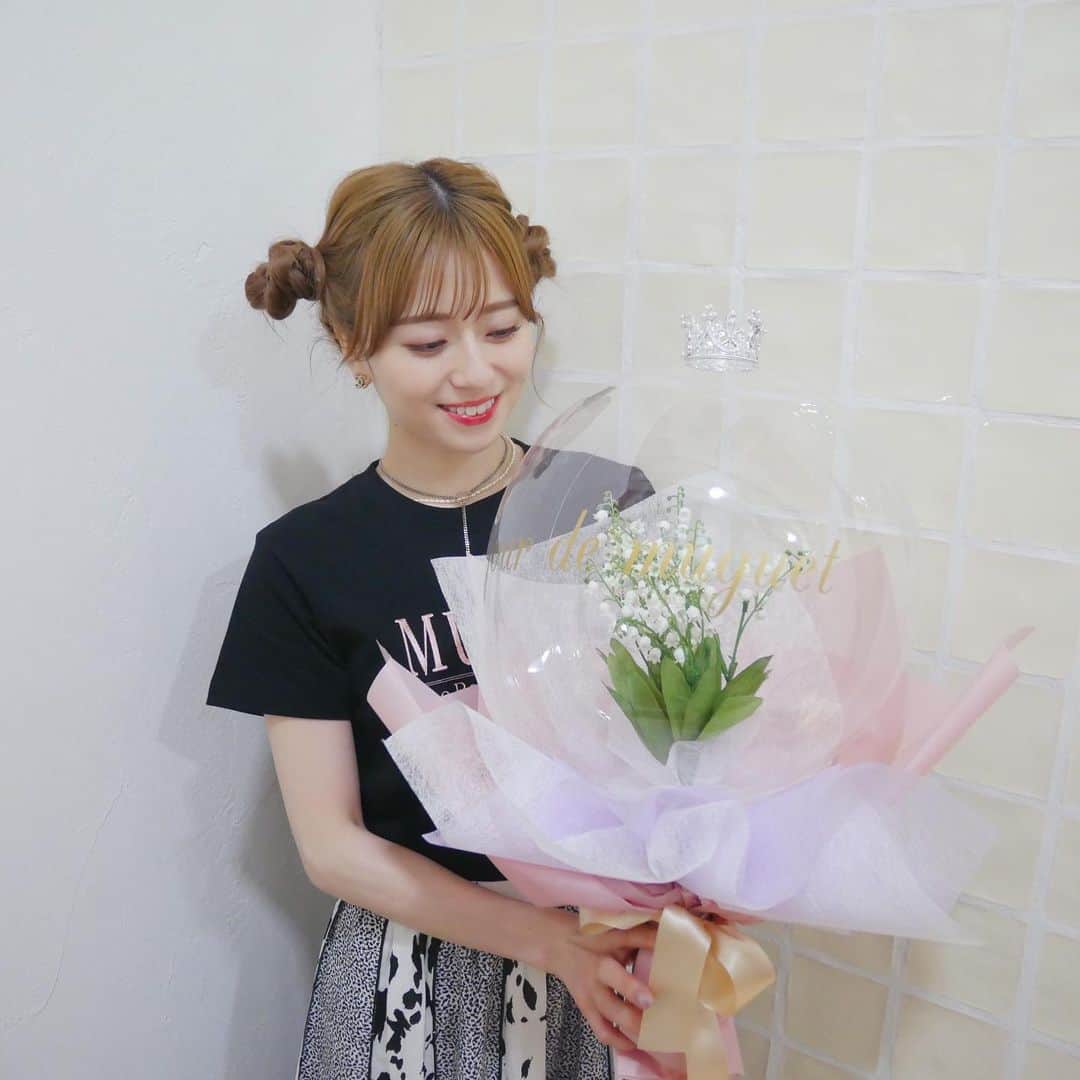 黒坂優香子さんのインスタグラム写真 - (黒坂優香子Instagram)「💐  2022.5.1 jour de  muguet 「muguet day」  @jour.de.muguet  ラストイベント、 来てくれたみんなありがとう♡  みんなから直接ミュゲのお洋服への想いを伝えてもらったり、メッセージを読んだり、オーダーしたよって報告をSNSでもらったり。  本当に嬉しかったし 感謝の気持ちでいっぱいです。  雨の中たくさんの方が会場に足を運んでくれたの、とっても嬉しかった。 ありがとうね😢 来てくれるだけで嬉しいのに、たくさんのお手紙やプレゼントまで 本当にありがとう😢  @sayn_inc  のみんなからのお祝いのお花を持って すぅも駆けつけてくれました。 サプライズすぎたよ😢 その後なおきゃんも来てくれたし、 名古屋で個展中のにゃんちゃんも muguetdayだからってミュゲのお洋服を着てくれてたんだって。 愛だなぁ、ありがとう😢  イベント後に ミュゲチームのスタッフさん達からも寄せ書きとプレゼントを頂いちゃいました😢嬉しいなぁ。 本当にありがとうございました✨ 昨日いたメンバーで集合写真も撮ったよ📸♡  今回もお花をセットしてくれたふみちゃんも一緒に @23uwa  とってもとっても素敵でした🥺 ありがとう😢💐  jour de  muguetのお洋服がオーダー出来るのも今回が本当にラストです！！ オーダー期間は5日まで。 ぜひたくさんの方に手に取ってもらえたら嬉しいです。  今までゲットしてくれたお洋服や 今回オーダーしてくれたお洋服を ずっとずっと大切に着てもらえたら嬉しいなぁ。  jour de  muguetというブランドが みんなにとっての幸福の花のような存在になれますように。  そんな想いを込めて名前を付けました。 これからもずっと、みんなに幸せを運んでくれますように。 たくさんの愛と感謝を込めて。  #jourdemuguet #ジュールドミュゲ #ootd #fashion #lastivent #muguetday」5月2日 16時57分 - yukakokurosaka0606