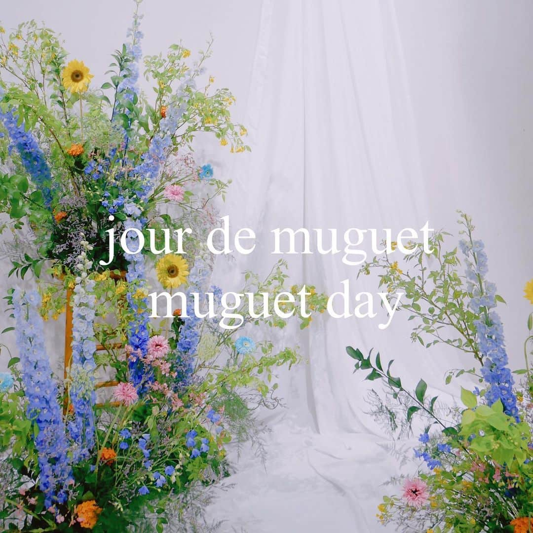 黒坂優香子さんのインスタグラム写真 - (黒坂優香子Instagram)「💐  2022.5.1 jour de  muguet 「muguet day」  @jour.de.muguet  ラストイベント、 来てくれたみんなありがとう♡  みんなから直接ミュゲのお洋服への想いを伝えてもらったり、メッセージを読んだり、オーダーしたよって報告をSNSでもらったり。  本当に嬉しかったし 感謝の気持ちでいっぱいです。  雨の中たくさんの方が会場に足を運んでくれたの、とっても嬉しかった。 ありがとうね😢 来てくれるだけで嬉しいのに、たくさんのお手紙やプレゼントまで 本当にありがとう😢  @sayn_inc  のみんなからのお祝いのお花を持って すぅも駆けつけてくれました。 サプライズすぎたよ😢 その後なおきゃんも来てくれたし、 名古屋で個展中のにゃんちゃんも muguetdayだからってミュゲのお洋服を着てくれてたんだって。 愛だなぁ、ありがとう😢  イベント後に ミュゲチームのスタッフさん達からも寄せ書きとプレゼントを頂いちゃいました😢嬉しいなぁ。 本当にありがとうございました✨ 昨日いたメンバーで集合写真も撮ったよ📸♡  今回もお花をセットしてくれたふみちゃんも一緒に @23uwa  とってもとっても素敵でした🥺 ありがとう😢💐  jour de  muguetのお洋服がオーダー出来るのも今回が本当にラストです！！ オーダー期間は5日まで。 ぜひたくさんの方に手に取ってもらえたら嬉しいです。  今までゲットしてくれたお洋服や 今回オーダーしてくれたお洋服を ずっとずっと大切に着てもらえたら嬉しいなぁ。  jour de  muguetというブランドが みんなにとっての幸福の花のような存在になれますように。  そんな想いを込めて名前を付けました。 これからもずっと、みんなに幸せを運んでくれますように。 たくさんの愛と感謝を込めて。  #jourdemuguet #ジュールドミュゲ #ootd #fashion #lastivent #muguetday」5月2日 16時57分 - yukakokurosaka0606