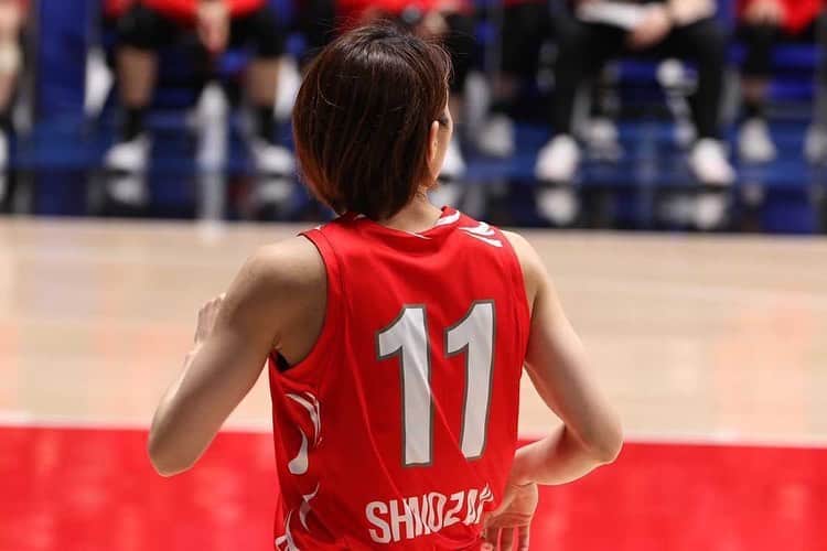 のインスタグラム：「【ご報告】 2021-2022シーズンをもちまして引退する決断を致しました。 富士通での8年間たくさんの方に支えていただきここまで続けることができました。 どんな時でも応援してくださったファンの方々、 私たちがバスケットに打ち込める体制を整えてくださった会社の方々、一緒に頑張ってきたチームメイト・スタッフ、どこの地までも応援に駆けつけてくれた家族、本当にありがとうございました！ 私の中で“最後の1年”という決意をして臨んだシーズン、優勝はできませんでしたが、 6年ぶりにファイナルの舞台に立つことができ、 たくさんの観客の方々の前で最後のプレーができて本当に嬉しかったです。 ⁡ 振り返ってみれば私のバスケ人生、 楽しいことも、嬉しいことも、辛いことも、苦しいこともたくさんありました。 何度も壁にぶち当たり、なかなか抜け出せずにいることも多くありましたが、 “継続は力なり”という言葉を信じてとにかくやり続けました。 それがあったから今の私があると思います‼︎ すばらしい指導者の方々、チームメイト、バスケ仲間、関わってくださった全ての方々に出会えたことで私はたくさん成長させてもらいました。 本当に感謝しています。 ⁡ 小学校からの目標であったWリーグでプレーすることができ、夢であったオリンピックに出場させていただき、本当に幸せな24年間のバスケット人生でした‼︎ ⁡ 最後に… FINALが終わってから2週間たくさんの方々からメッセージをいただきました。 みなさんのご期待に沿う報告ができず申し訳ありませんが、これから始まる第二の人生も私らしく笑顔で頑張っていくので、応援していただけたら嬉しいです！ そして、これからはぜひ皆さんと一緒にRedWaveの応援をしたいと思いますので、引き続きよろしくお願いします‼︎ 本当にありがとうございました！ ⁡ 長文にも関わらず最後まで読んでいただきありがとうございました🙇‍♂️」
