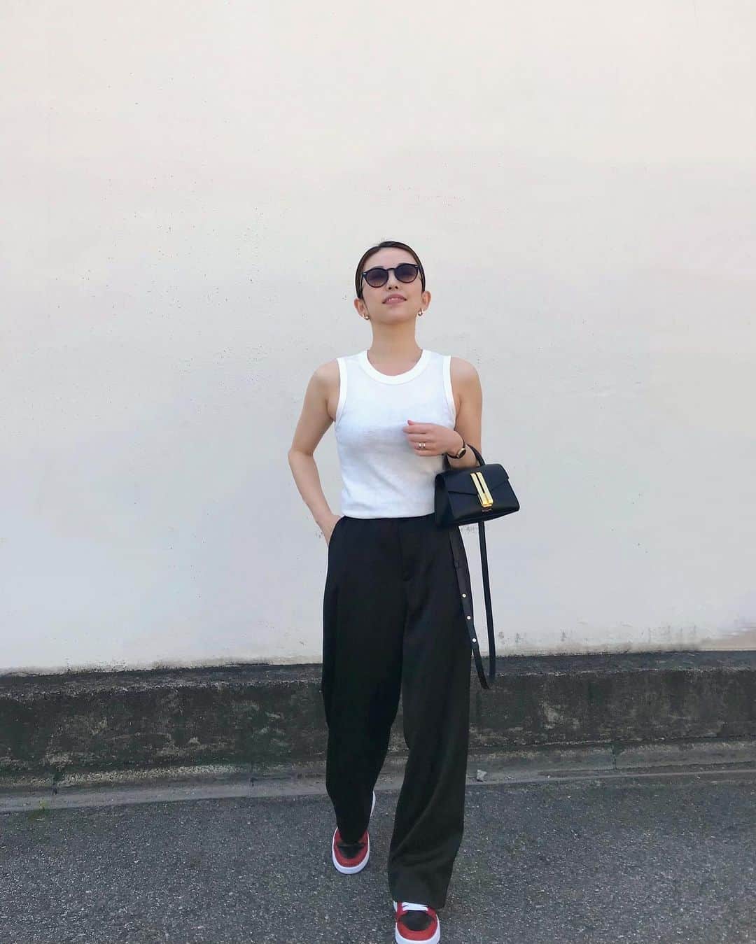 muua777のインスタグラム：「. ⁡ 会ったこともない話したこともない。 ⁡ なのに文章や言葉のチョイスで 何かを感じて惹きつけられる…♡ ⁡ そんな瞬間がInstagramが素晴らしいものだと 一番感じます😌🌷 ⁡ お休みの方もお仕事の方も、素敵なGWを✨ ⁡ ⁡ tank top…#ronherman pants… #uniqlo bag… #demellier shoes… #nike ⁡」