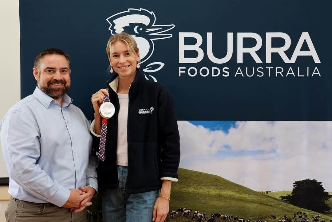 エレナー・パターソンのインスタグラム：「Snaps from a recent whirlwind trip back to my home in South Gippsland. It was so great to finally meet my friends from Burra Foods. They have been supporting me these past two years and I am so so grateful to partner with them and have their support. I am a very proud Gippy girl and so proud to be supported by the best in Gippsland.  I even took my parents along because I’m never home & so made them spend all their time with me mwahah」