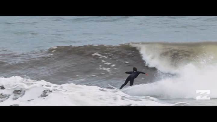 ビラボンのインスタグラム：「Make the best wetsuits, A new and improved the Long chest entry system using 【Gullwing design】  本物を求める、リアルユーザー達の期待を裏切らない‥世界を目指すトップアスリート達 @joe_azuchi が証明する、至高の運動性と保温性、そして着脱性。それは、経歴25年の熟練デザイナーとの、密なコミュニケーションによって誕生した、自信作でもあり‥最高傑作【Gullwing zip system】意匠登録出願中」