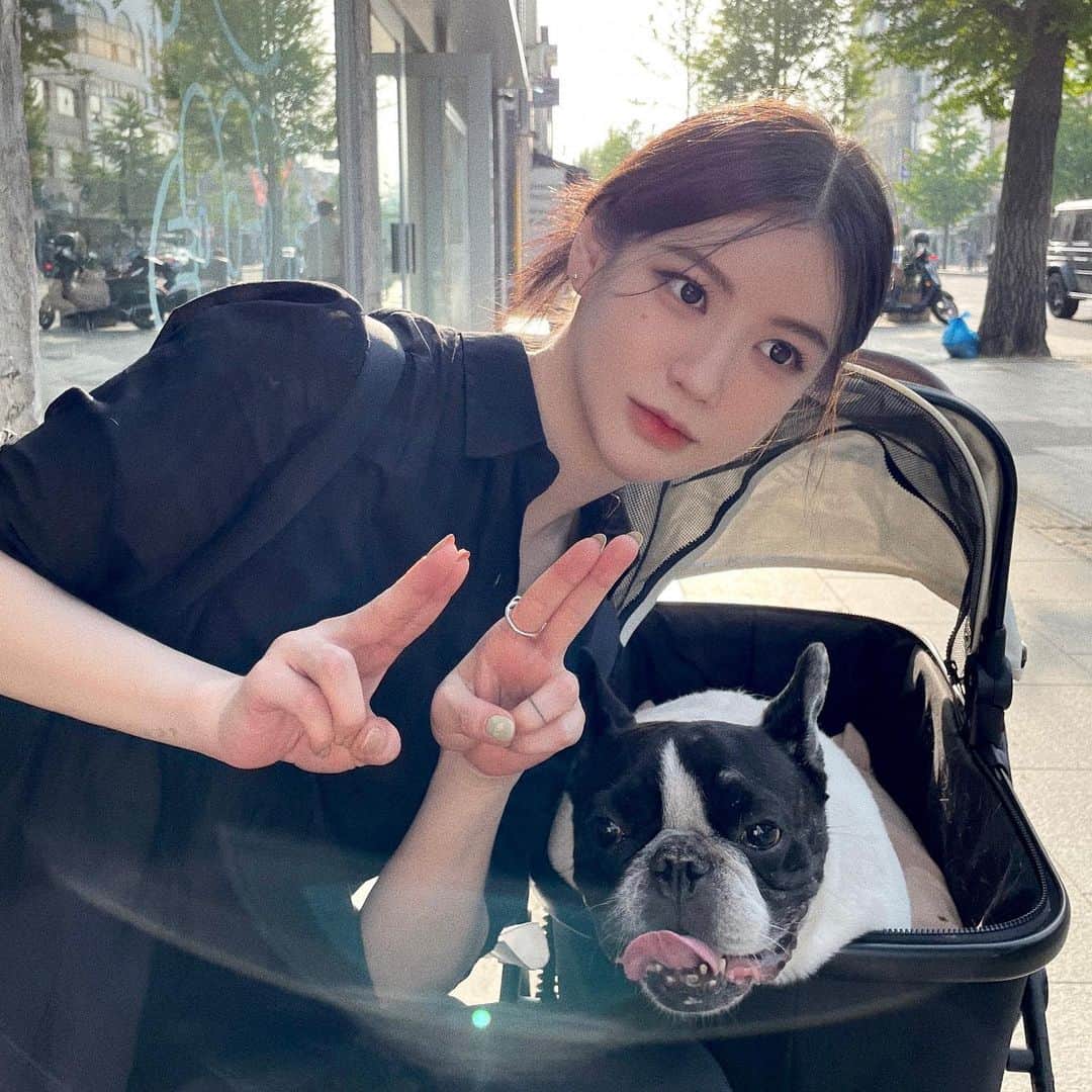 イ・ミンジュのインスタグラム：「짱 기여운 얼룩 간나지 쿠로 . . 🖤🤍🖤🤍」
