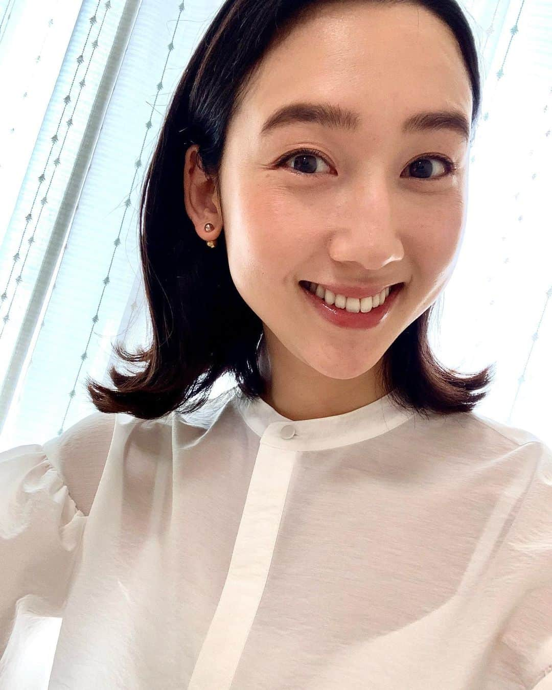 松原汐織のインスタグラム：「#beautytips  いつも肌に合うものを探しているスキンケア＆ベースメイク✨ 2022春の一軍メンバー。備忘録として📝 ー ２枚目：スキンケア ① @yourkins_official ブースター ② @drcilabo_official VエッセンスローションEX R  ③ @eauthermaleavenejapan スキンバランスTCクリーム ④ @lavido.jp リプレニッシングアイクリーム  ３枚目：ベースメイク ① @larocheposayjp UVイデアXLプロテクショントーンアップ ローズ ② DEBEAUS SRGクッション ③ @cosmedecortejp トーンパーフェクティングパレット01 ー やり過ぎていないツヤ肌になるので好きな組み合わせ♡ とにかく肌荒れしたくないので、優しいものが好きです😉  (質感がわかる様にアプリを使用していないので、粗は見過ごしてください。笑) ー #スキンケア #ベースメイク」