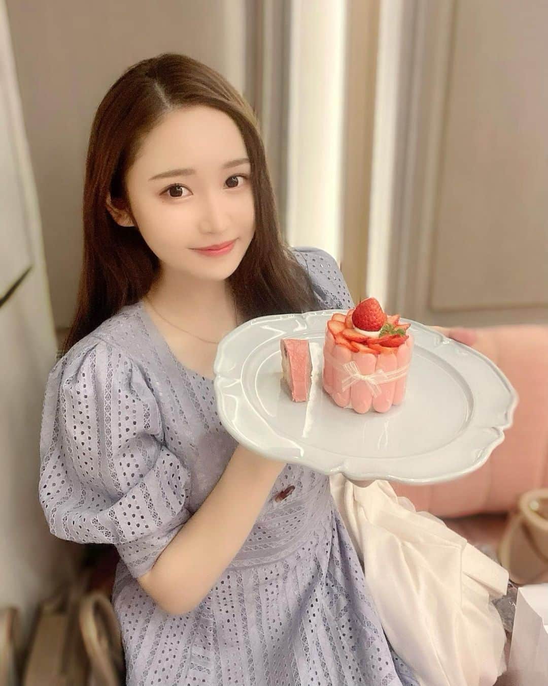 ぷーちゃんさんのインスタグラム写真 - (ぷーちゃんInstagram)「🐶🍯 . ポアールドジュネスのケーキ 食べに行ってきた💕🍰 . かわいくて、落ち着く空間ʚïɞ.• . そし友達がインスタの写真用に映えケーキの方貸してくれた😂やさしい💕 . 私はモンブランにしたよ🌰 . そしてまさかの誕生日プレゼントも用意してくれてて🥺 おしゃれなHACCIのはちみつ🐝🍯 . 大事に使わせてもらうね🤍 . . #イチナナライバー#イチナナ#ライバー#ライブ配信#配信者#tiktok#癒し系女子#ビジョビ#ビジョビジョ#ぷーちゃん#撮影モデル#サロンモデル#モデル#大阪サロンモデル#関西モデル#関西サロモ#関西サロンモデル#フリーモデル#関西フリーモデル#撮影依頼受付中#撮影依頼募集中#ポワールドジュネス #ポワールドジュネス堂島 #HACCI」5月2日 18時01分 - poohchan31