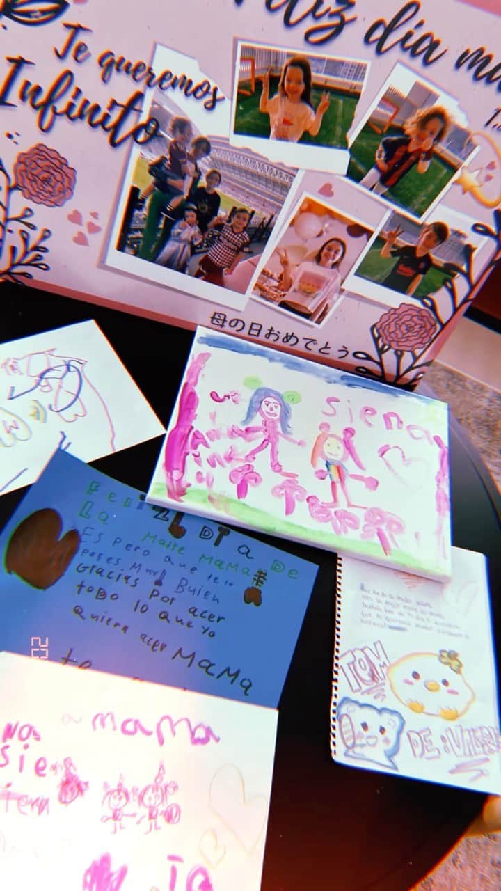 アンナ・オルティス（イニエスタの妻）のインスタグラム：「Ellos… Lo más valioso de la vida.  Los que capitanean nuestro hogar. Que bonito es veros volar. Libres. Sin miedos. Con vuestra luz.  Gracias por elegirme!🤍🙏🏼💫  彼らは... 人生において最も価値のあるもの。 私たちの家で大事な子たち。 あなたたちが羽ばたく姿を見るのはなんて美しいんでしょう。自由で。恐怖心もなく。自らの光で。 私を選んでくれてありがとう！🤍🙏🏼💫」
