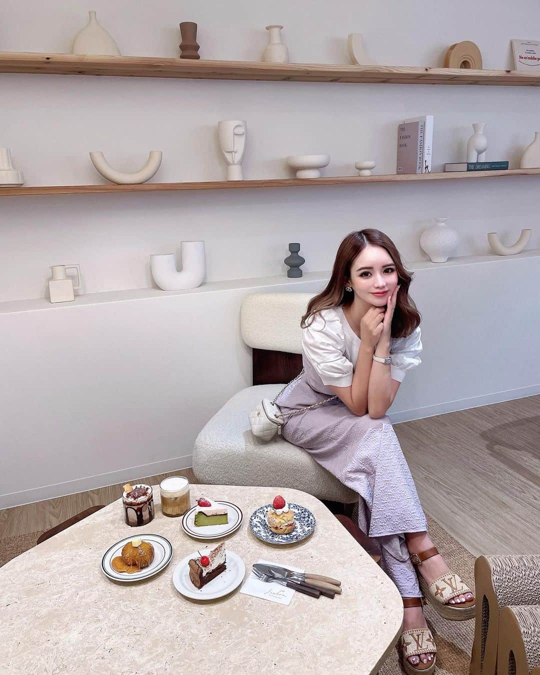 のインスタグラム：「.  ここのカフェ可愛すぎるのに ケーキとスコーン美味しすぎて また違うの食べに行きたい🧁💓  せれなちゃんとラーメン食べた後の デザート4つは🐷すぎるなぁ🤤  （ベルトぐにゃってるの気になる）  #北浜カフェ #北浜 #大阪カフェ」
