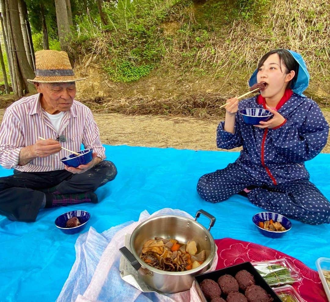 松本亜美さんのインスタグラム写真 - (松本亜美Instagram)「今日も新潟一番をご覧いただきありがとうございました🌱 自然派では新たな企画がスタートしました！それは、米づくりです🍚 以前、番組で田んぼ体験をしたことがありますが、未経験と言っていいほどでした。  今回は田起こしに挑戦しましたが、うまく土が反らなくてハラハラ😭 丁寧に教えてくださったのでちゃんと出来るようにならなきゃ！と焦って空回りしていました💦 師匠のようにサクサク作業を進めることはできなかったのですが、繰り返しチャレンジするとゆっくりですが、できるようになりました！ 作業が終わった瞬間の達成感は何にも変えられませんね☀️師匠の熱い指導に感謝です😭  これからも美味しいお米を作るために一歩ずつ進んでいきますので、優しく見守ってください😭  #TeNY#テレビ新潟 #夕方ワイド新潟一番 #自然派#米づくり #お米#田んぼ#あみ田んぼ #米づくり頑張ります #翌日は全身筋肉痛 #一生懸命#無我夢中に作業しました #その結果#負けず嫌いが出てしまいました #作業後のあんこの甘さに感動 #アナウンサー #松本亜美」5月2日 19時10分 - ami_matsumoto_teny