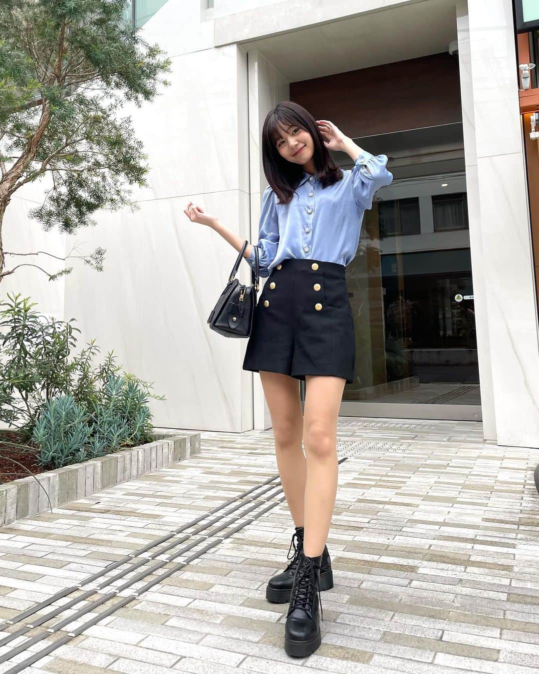 杉浦みずきのインスタグラム：「. zaraコーデ❤︎💙 テロテロのブラウスがお気に入り〜  トップス・ボトムス @zara   #私服 #ootd #zara #zarafashion  #zaraコーデ #ブラウス #ブラウスコーデ #ショーパン」