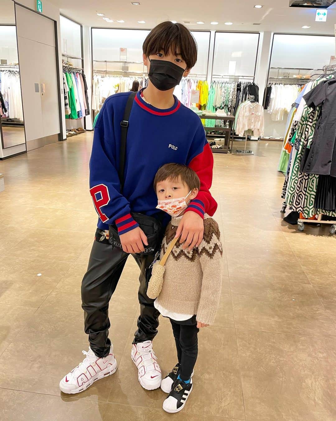 いおりくんTVさんのインスタグラム写真 (いおりくんTVInstagram)「本日は兄が学校終わった後お買い物へ🥰 GW初のお出かけ🕺 いおりくんtv gw お買い物 お出かけ