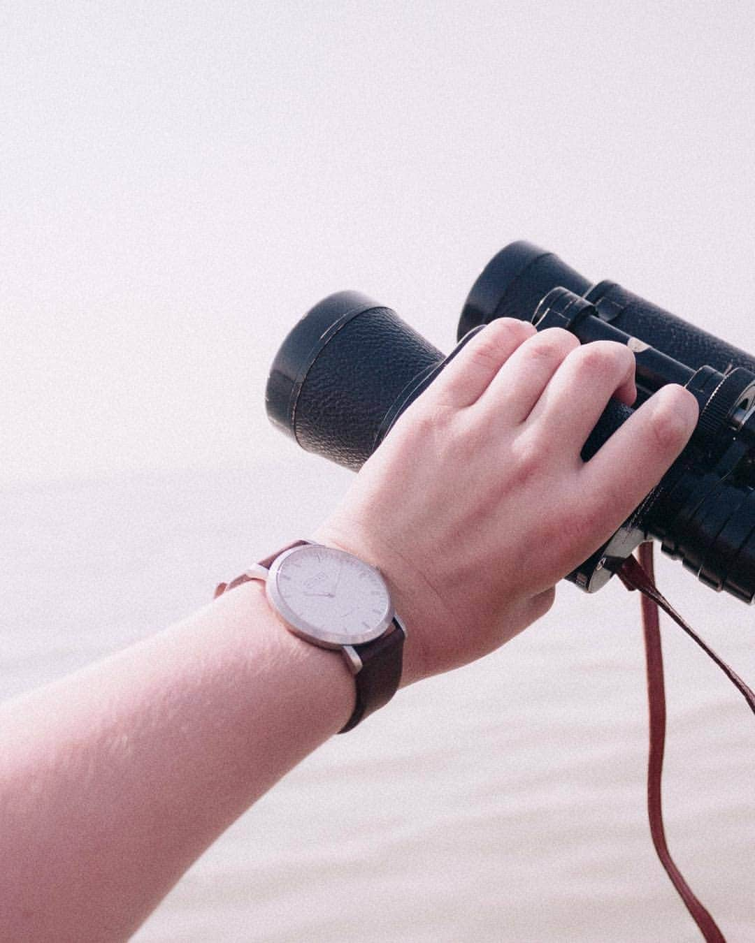 Shore Projectsさんのインスタグラム写真 - (Shore ProjectsInstagram)「Hell of a view | Cowes & Dark Brown Leather Strap | 📸: @oscarxblair | #ShoreProjects」5月2日 19時37分 - shoreprojects