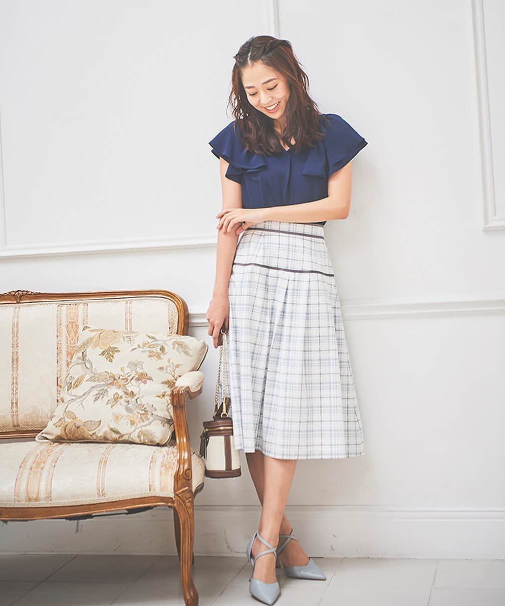 Debut de Fioreのインスタグラム：「⁡ New Arrival🍀5/6発売start ⁡ ラッフルスリーブブラウス ¥14,300 シアーチェック切り替えタックスカート ¥19,800(LAISSE PASSE) ⁡ ⁡ Insta Live🍀 ⁡ 5/5(Thu)20:20〜 @laisse_passe  新宿マルイ本館より配信いたします♬ 新作ご紹介します✨ ぜひご視聴ください😊 ⁡ ⁡ ⁡ ⁡ #レッセパッセ #laissepasse #デビュードフィオレ #debutdefiore  #laissepasseonlinestore #レッセパッセオンラインストア #新作 #ブラウス #ブラウスコーデ  #スカート #スカートコーデ #ワンピース #ワンピースコーデ #チェック #チェックスカート #チェックワンピース #チェックワンピースコーデ #江藤百香 さん」