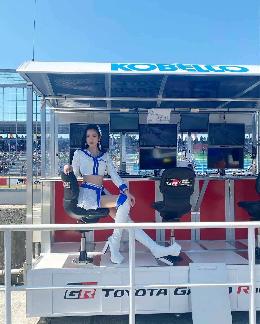 太田麻美のインスタグラム：「明日からは、SUPERGT Rd,2 富士🗻 今回は、トヨタステージもあったり盛り沢山な2日間です✨ 皆さんにお会い出来るのを楽しみにしてます💙❤️ TGR TEAM SARDへ熱い熱い応援を宜しくお願いします🏁  #racequeen #rq #supergt #costume #tgrteamsard #toyota #kobelco #kobelcogirls #スーパーgt #レースクイーン #コベルコガールズ #富士スピードウェイ #サーキット」