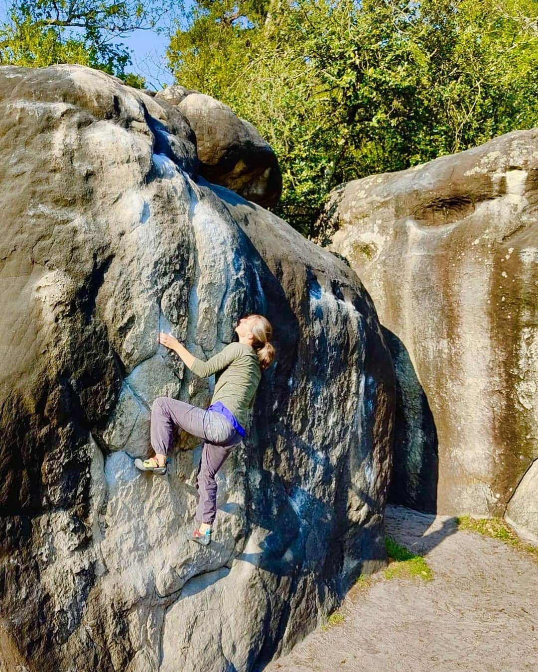 モニカ・レッツィーのインスタグラム：「Pure satisfaction ☀️  I didn’t know what to expect from our very first boulder vacation with our baby boy… but this one week in Fontainebleau was just perfect. Sure, I am still far away from my normal climbing level, but I surprised myself with some harder moves I was confident enough to try and our baby boy loved the forest and the rocks. So, next trip will follow soon, hopefully 🥰  @dominik.ret 📸🥰 @scarpa_de  @marmot_mountain_europe  #bicepsisgrowing 💪 #noplacetoofar #scarpaclimb  #wearemarmot #itsgreatoutthere」