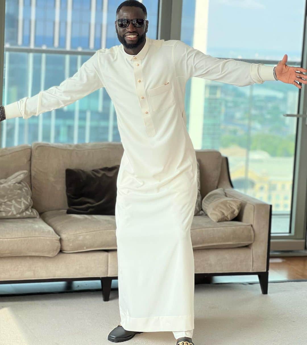 シェイフ・クヤテさんのインスタグラム写真 - (シェイフ・クヤテInstagram)「Eid Mubarak la famille 🙌🏿😁  #Alhamdoulilaforeverything🙌🏿❤️🙌🏿」5月3日 1時24分 - roilionpapis8