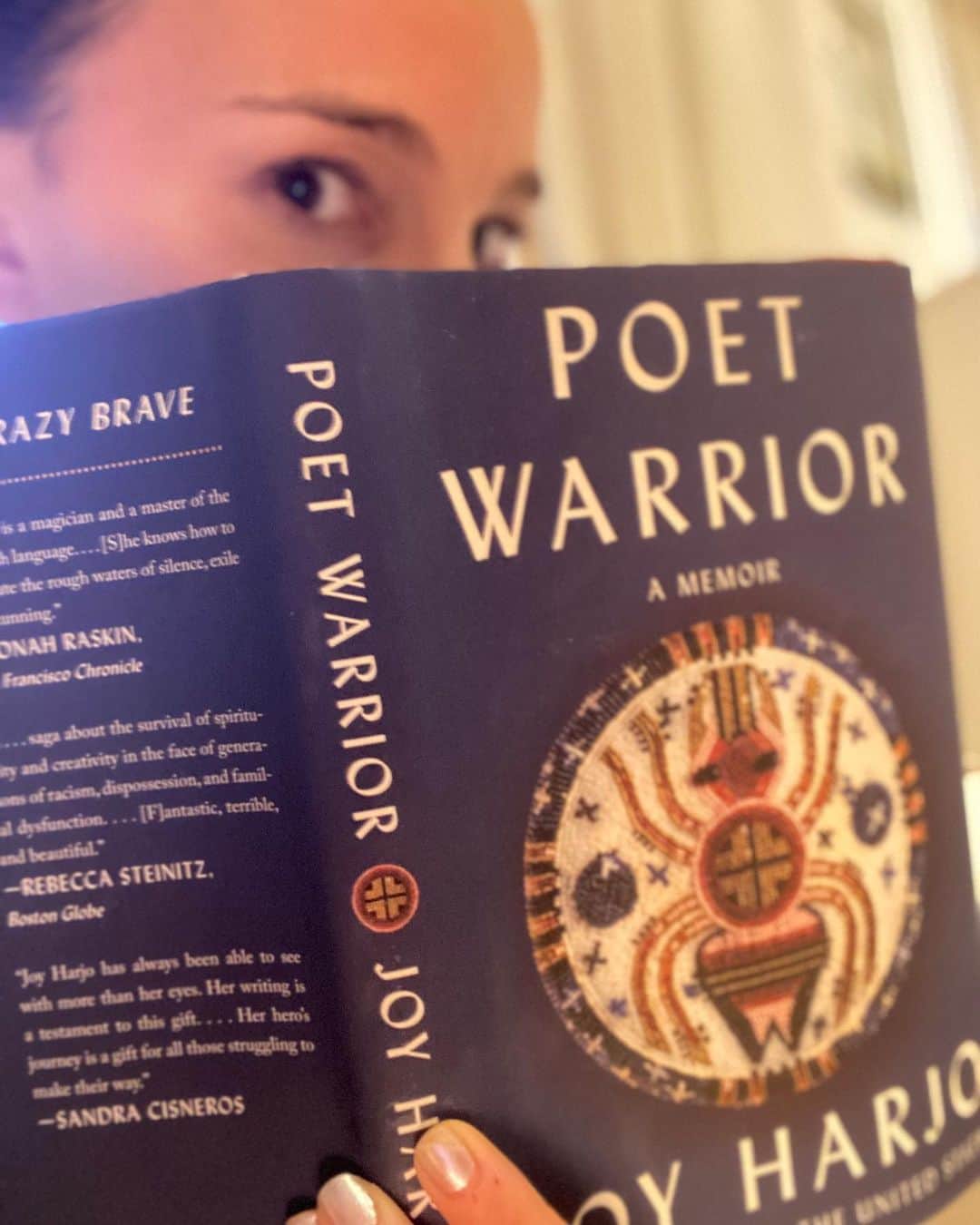 ナタリー・ポートマンのインスタグラム：「I love the way Joy Harjo’s Poet Warrior blends poetry and memoir. As the first Native American Poet Laureate, Harjo writes about the significance of our ancestors’ stories, and the inspiring ways art and justice can intertwine. I hope you’ll join me in reading this month! #MayBookPick @natsbookclub」