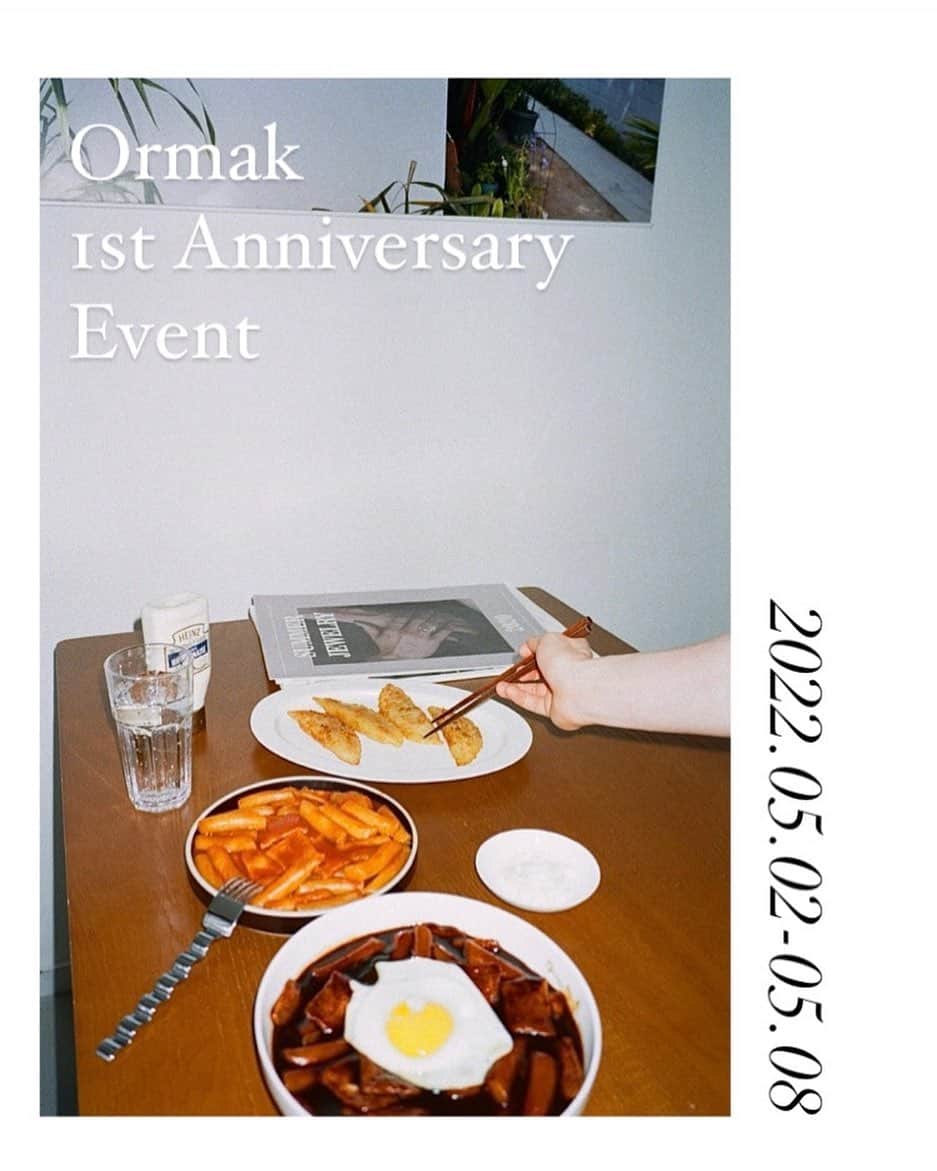 ソン・ファミンのインスタグラム：「(이벤트 끝! 당첨자는 @ormak.tt 확인해주세요 🎊)  여러분 오르막 떡볶이가 벌써 1주년을 맞이했어요..  시간 정말 빠르죠  오르미 친구들 덕분에 일년동안 많은 사랑 받고 달려올 수 있었어요🥹 혼자서는 못 올랐을 오르막길이였는데 즐겁게 달렸답니다 매번 예쁜 후기 남겨주고 응원 글 남겨줘서 고맙습니다!  그래서 저도 선물을 준비했는데요,,   ✔️오르막 떡볶이 2+1 이벤트를 준비했습니다!  그리고  1.이 게시물에 댓글로 ‘오르막 1주년 축하해’ 라고 남겨주신 분  2. 스토어팜 후기 리뷰 써주신 분 3. 오늘부터 5월8일까지 오르막 구매해주신 분  총 3분을 추첨하여 오르막 떡볶이 30만원 이용권을 드릴게요 💸  🍏5월8일까지 떡볶이 2+1, 30만원 이용권 진행됩니다!🍏  *당첨자는 5월11일 저녁에 알려드리겠습니다  그리고 곧 투움바 떡볶이, 가래떡 떡볶이도 나오니 기대 많이 해주세요!   다시 한번 너무 감사드리고 앞으로도 잘 부탁드립니다 화이띵」