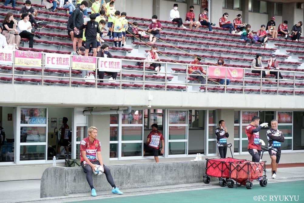清武功暉さんのインスタグラム写真 - (清武功暉Instagram)「ピッチの影響で1時間遅れての開催でしたが、不安なく試合に臨むことが出来ました。 グランドキーパーの皆様、修復に携わった皆様ありがとうございました。  そしてなかなか勝利を挙げられてない中、たくさんの声援をありがとうございました。  5連戦も残り2試合。 勝利を絶対に掴むために頑張ります。  そしてMOMにも選んで頂きました。 もっと結果でチームに貢献出来る様に頑張ります！  #清武功暉  #fc琉球  #GMO #FCRコイン」5月2日 20時09分 - kouki_kiyotake_official