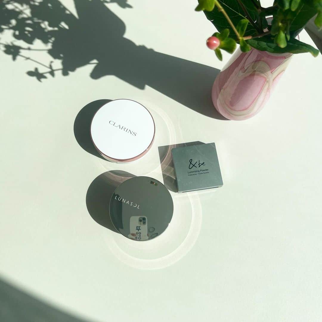 ひよんのインスタグラム：「🥚❤️  最近ベースメイクで使ってるアイテム！ @at_cosme_tokyo での購入品のひとつだよ😆✨  全部初めて使ったアイテムたちだけど、 1回使ってずっとリピしてるから相当気に入ってるんだなって 自分でも思う🤣✨✨  ルナソルのパウダー、コスデコに負けないくらい最高👏  @clarinsjp  @lunasolofficial  @andbe_official   アイテムは2枚目に貼っておいた💛 こういう見せ方って、みんな見やすいのかな？🤔 コメントで教えてくれたら嬉しいな💖  #ひよんコスメ #ひよんメイク #メイク #ベースメイク #最近の神コスメ」