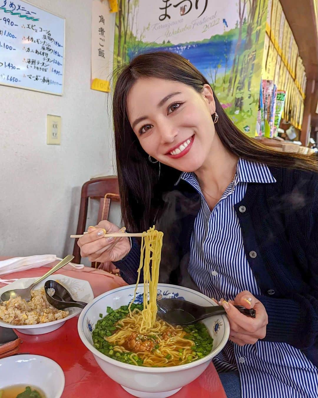 石井里奈さんのインスタグラム写真 - (石井里奈Instagram)「こんばんは💗 ゴルフにキャンプにお買い物に充実したGWを過ごしています🥰 （デジタルデトックスもかねてストーリーズコメント返し等更新率低めですみません🥺） . 軽井沢ではイタリアン！！みたいなイメージも多いと思うのですが、軽井沢駅通の方がオススメしてくれた萬里さんへ👲🥟 これが知る人ぞ知る！っていう美味しさで💛 . 特にこのピリ辛ニラそばが大人気！たっぷりのニラのラーメンなんだけど、本当に美味しくて感動❣️餃子とチャーハンとラーメン！最高のトリオ🙆‍♀️また絶対食べに来たいです🍜 . 今日もお疲れ様でした🥰 . #りなまるグルメ #ラーメン #街中華 #ピリ辛ニラそば #ramen #軽井沢 #軽井沢旅行 #軽井沢グルメ #軽井沢アウトレット #軽井沢ランチ #軽井沢観光 #ラーメン二郎 #ラーメン好きな人と繋がりたい #ラーメンインスタグラマー #ラーメン部 #ラーメンスタグラム #グルメ女子 #炒飯 #餃子 #gyoza #friedrice #b級グルメ #中華 #中華料理 #台湾 #台湾料理 #chinesefood #taiwan #taiwanfood #インスタ映え料理」5月2日 20時15分 - ri7tin1025