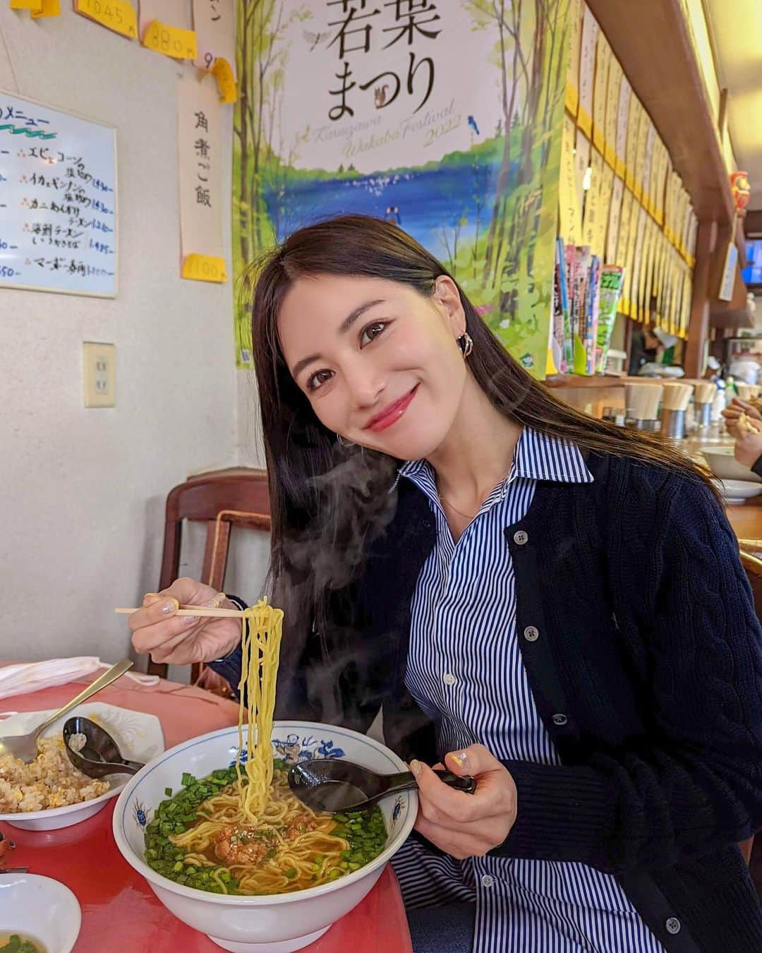 石井里奈さんのインスタグラム写真 - (石井里奈Instagram)「こんばんは💗 ゴルフにキャンプにお買い物に充実したGWを過ごしています🥰 （デジタルデトックスもかねてストーリーズコメント返し等更新率低めですみません🥺） . 軽井沢ではイタリアン！！みたいなイメージも多いと思うのですが、軽井沢駅通の方がオススメしてくれた萬里さんへ👲🥟 これが知る人ぞ知る！っていう美味しさで💛 . 特にこのピリ辛ニラそばが大人気！たっぷりのニラのラーメンなんだけど、本当に美味しくて感動❣️餃子とチャーハンとラーメン！最高のトリオ🙆‍♀️また絶対食べに来たいです🍜 . 今日もお疲れ様でした🥰 . #りなまるグルメ #ラーメン #街中華 #ピリ辛ニラそば #ramen #軽井沢 #軽井沢旅行 #軽井沢グルメ #軽井沢アウトレット #軽井沢ランチ #軽井沢観光 #ラーメン二郎 #ラーメン好きな人と繋がりたい #ラーメンインスタグラマー #ラーメン部 #ラーメンスタグラム #グルメ女子 #炒飯 #餃子 #gyoza #friedrice #b級グルメ #中華 #中華料理 #台湾 #台湾料理 #chinesefood #taiwan #taiwanfood #インスタ映え料理」5月2日 20時15分 - ri7tin1025
