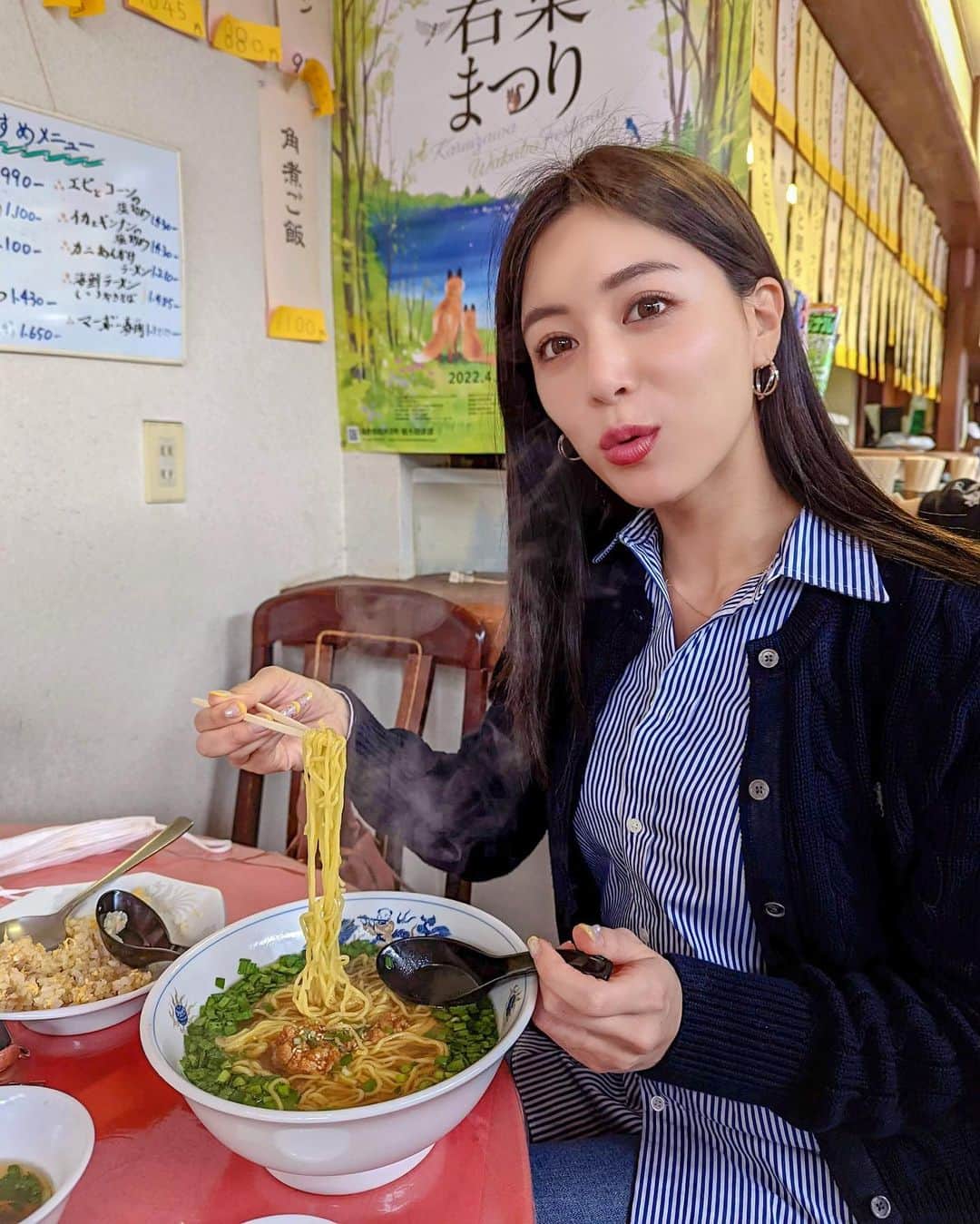 石井里奈さんのインスタグラム写真 - (石井里奈Instagram)「こんばんは💗 ゴルフにキャンプにお買い物に充実したGWを過ごしています🥰 （デジタルデトックスもかねてストーリーズコメント返し等更新率低めですみません🥺） . 軽井沢ではイタリアン！！みたいなイメージも多いと思うのですが、軽井沢駅通の方がオススメしてくれた萬里さんへ👲🥟 これが知る人ぞ知る！っていう美味しさで💛 . 特にこのピリ辛ニラそばが大人気！たっぷりのニラのラーメンなんだけど、本当に美味しくて感動❣️餃子とチャーハンとラーメン！最高のトリオ🙆‍♀️また絶対食べに来たいです🍜 . 今日もお疲れ様でした🥰 . #りなまるグルメ #ラーメン #街中華 #ピリ辛ニラそば #ramen #軽井沢 #軽井沢旅行 #軽井沢グルメ #軽井沢アウトレット #軽井沢ランチ #軽井沢観光 #ラーメン二郎 #ラーメン好きな人と繋がりたい #ラーメンインスタグラマー #ラーメン部 #ラーメンスタグラム #グルメ女子 #炒飯 #餃子 #gyoza #friedrice #b級グルメ #中華 #中華料理 #台湾 #台湾料理 #chinesefood #taiwan #taiwanfood #インスタ映え料理」5月2日 20時15分 - ri7tin1025