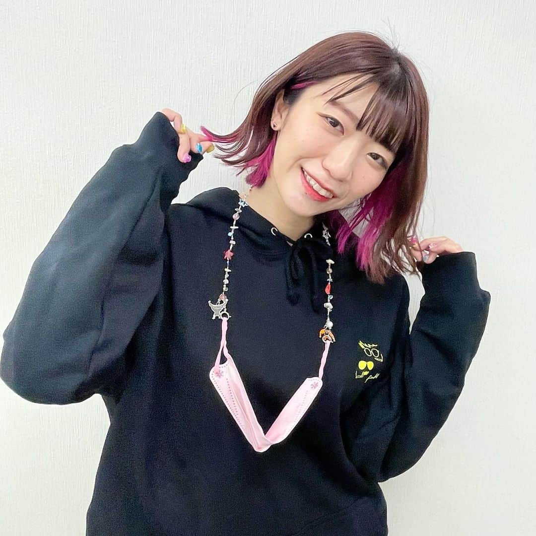 ぱいぱいでか美のインスタグラム：「♡三十路最後の日♡ . 明日は生誕ライブ！ なのでこの前Spicaでヘアメンテしてきたよ〜💗 やっぱ全頭もピンク系ブラウンからの インナーカラーばちぼこピンクが落ち着きます💗 去年ロングからボブにしたけど 長さ以外の髪色とインナーずっと変えてないな！ 飽きないなーーーー！笑 メンテの直後じゃなく次の日とかに写真撮ったから アホ毛やばくてすみません😂 30歳とても楽しかったのでここからの30代も充実していくことでしょう🥰 明日ライブ来られる人はお楽しみに！私も楽しみ！ 来られない人は翌日のインターネットサイン会ぜひ🤩 . #spica #インナーカラー #でか美ちゃん」
