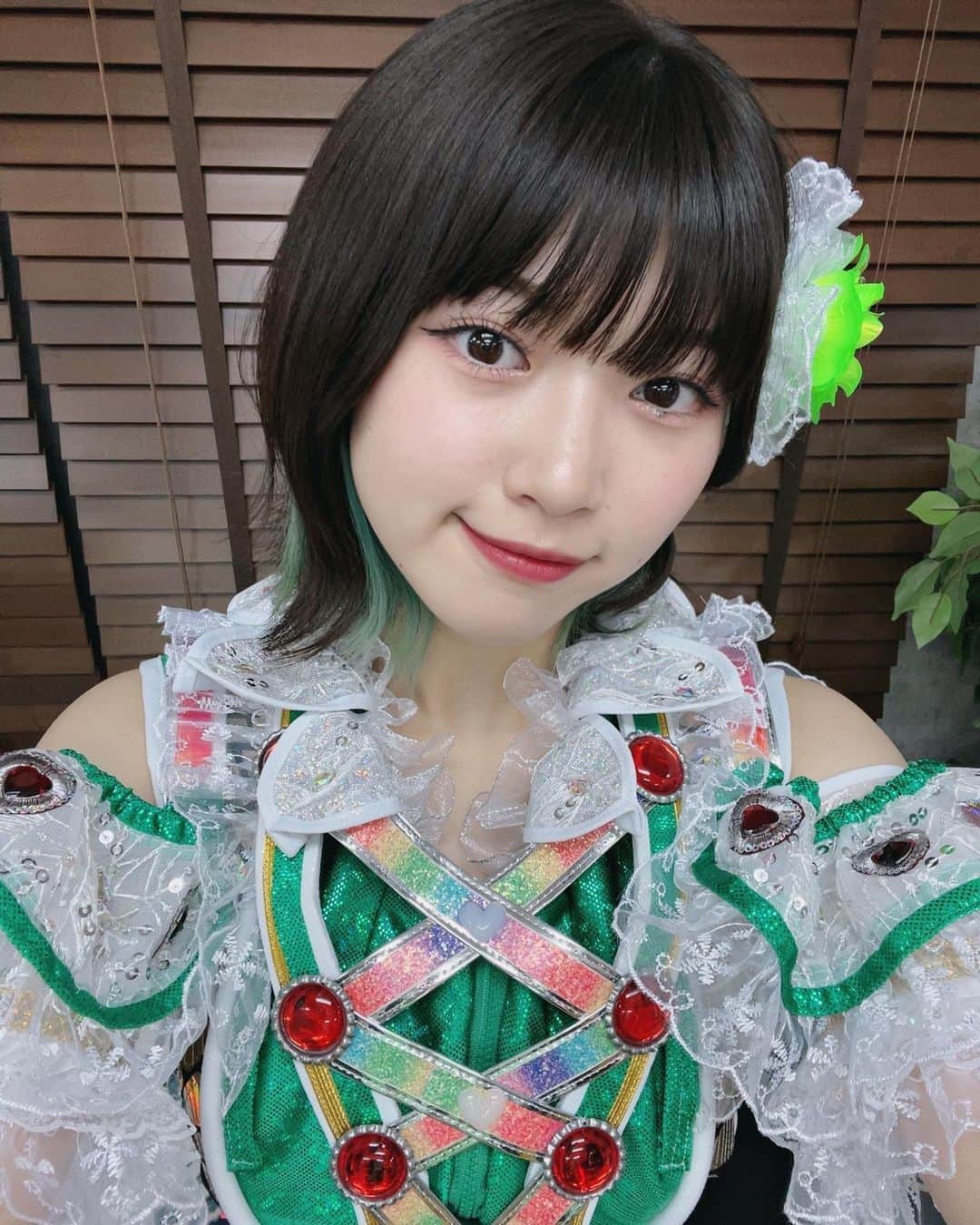 沢村りさのインスタグラム：「きらっきらの最強新衣装☺︎ ⁡  #Lilyofthevalley #リリバリ #沢村りさ #新衣装 #アイドル #きらきら #緑  #LIVE #閃光突破 #ボブ #インナーカラー #緑」