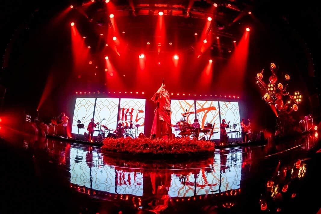 LiSAさんのインスタグラム写真 - (LiSAInstagram)「LiVE is Smile Always〜Eve&Birth〜 「the Eve 」 2022.04.12. @福岡 2022.04.28 @仙台 「the Birth」 2022.04.19 2022.04.20 @日本武道館　  傷だらけで真っ赤な花をつけた紅蓮華が、2年半でまたみんなの想いや毒を付けて紫色と黒に染まって新しい花になった。 紅蓮華のためだけの衣装でした。  #LiSAEB   📸　@vizkage   👘 相澤樹　@mikitiaizawa  我那覇毬花 秀島史子 💄 たばたちなつ　@tabatabamake」5月2日 20時48分 - xlisa_olivex