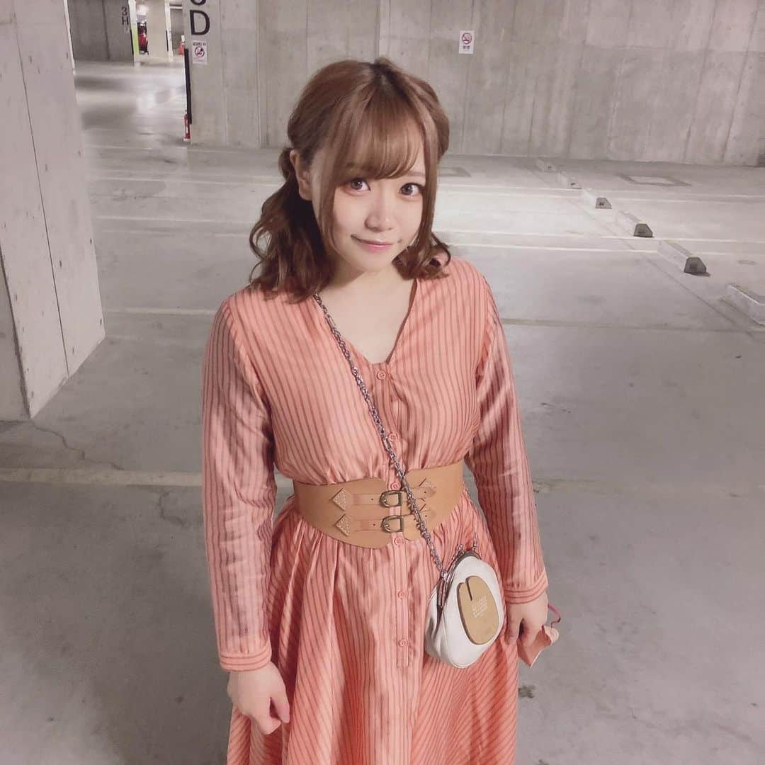 川﨑由意のインスタグラム：「今日はお休みday🌸  GWは有難いことに、ほとんどチャレンジやらせて頂くので 今日のお休みは、カニ食べたり🦀お買い物したり🧺 有意義な1日になりました✨  3年前に一目惚れして試着もしないで買ったワンピース やっと着ることが出来ました😂 ポーズがダサいのは気にしないでねw  今日は少し食べすぎちゃったので、明日からまた気合い入れて頑張るぞー🔥🔥🔥  #プロボウラー#おにぎりプロボウラー#pリーグ#pリーガー#川﨑由意#川崎由意#プロボウラーの休日#休日」