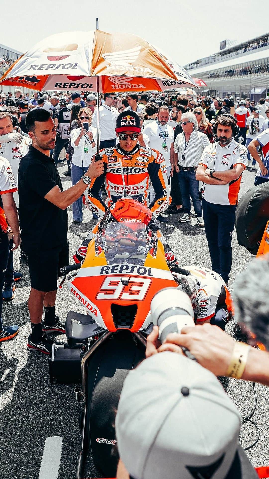 レプソル・ホンダのインスタグラム：「#SpanishGP @MotoGP Race Highlights  The team that make everything possible. Without the hard work everyone puts in week in and week out, the journey wouldn’t be possible. We keep walking the road, together.   Thank you Team.」