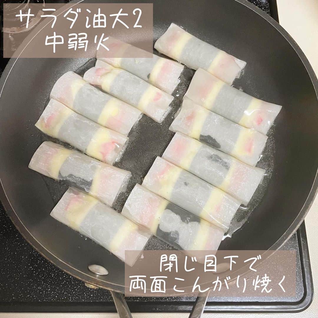 rinaさんのインスタグラム写真 - (rinaInstagram)「【レシピあり▷▶▷スワイプ】 #パリカマチーズ 。  美味しい組み合わせ‼️ パリパリ最高です♪  丁度残っていた焼売の皮で作ってますが、餃子の皮、ワンタンの皮、春巻きの皮、何皮でもOK。 揚げずに焼いて作るけどパリパリで美味しいのです😋  パパッと作れるおやつにもあてにも！なスナック系。ぜひ！  ーーーーーーーーーー  作りやすい分量  •カニカマ…1パック(10〜12本) •焼売の皮…10〜12枚 •焼き海苔…1枚 •スライスチーズ…3枚〜 ●辛子チューブ…小1 ●マヨネーズ…大2 •サラダ油…大2  ①カニカマの本数に合わせて海苔を等分し、●は混ぜ合わせておく。 辛子の代わりにカレー粉やワサビでも！  ②皮→海苔→チーズ1/4→辛子マヨ→カニカマの順に重ねて折りたたむ。(3つ折りな感じです) 閉じ目は辛子マヨで適当にくっつける。くっついてればOK。  ③フライパンにサラダ油入れて中弱火にかけ、閉じ目下で並べる。 両面こんがり焼けたら完成！  ーーーーーーーーーー  今日もかんぱーい◎！  ．」5月2日 21時03分 - rina_kitchen