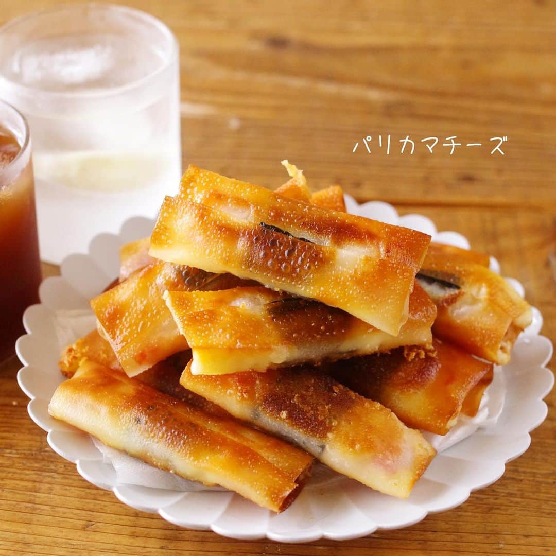 rinaさんのインスタグラム写真 - (rinaInstagram)「【レシピあり▷▶▷スワイプ】 #パリカマチーズ 。  美味しい組み合わせ‼️ パリパリ最高です♪  丁度残っていた焼売の皮で作ってますが、餃子の皮、ワンタンの皮、春巻きの皮、何皮でもOK。 揚げずに焼いて作るけどパリパリで美味しいのです😋  パパッと作れるおやつにもあてにも！なスナック系。ぜひ！  ーーーーーーーーーー  作りやすい分量  •カニカマ…1パック(10〜12本) •焼売の皮…10〜12枚 •焼き海苔…1枚 •スライスチーズ…3枚〜 ●辛子チューブ…小1 ●マヨネーズ…大2 •サラダ油…大2  ①カニカマの本数に合わせて海苔を等分し、●は混ぜ合わせておく。 辛子の代わりにカレー粉やワサビでも！  ②皮→海苔→チーズ1/4→辛子マヨ→カニカマの順に重ねて折りたたむ。(3つ折りな感じです) 閉じ目は辛子マヨで適当にくっつける。くっついてればOK。  ③フライパンにサラダ油入れて中弱火にかけ、閉じ目下で並べる。 両面こんがり焼けたら完成！  ーーーーーーーーーー  今日もかんぱーい◎！  ．」5月2日 21時03分 - rina_kitchen