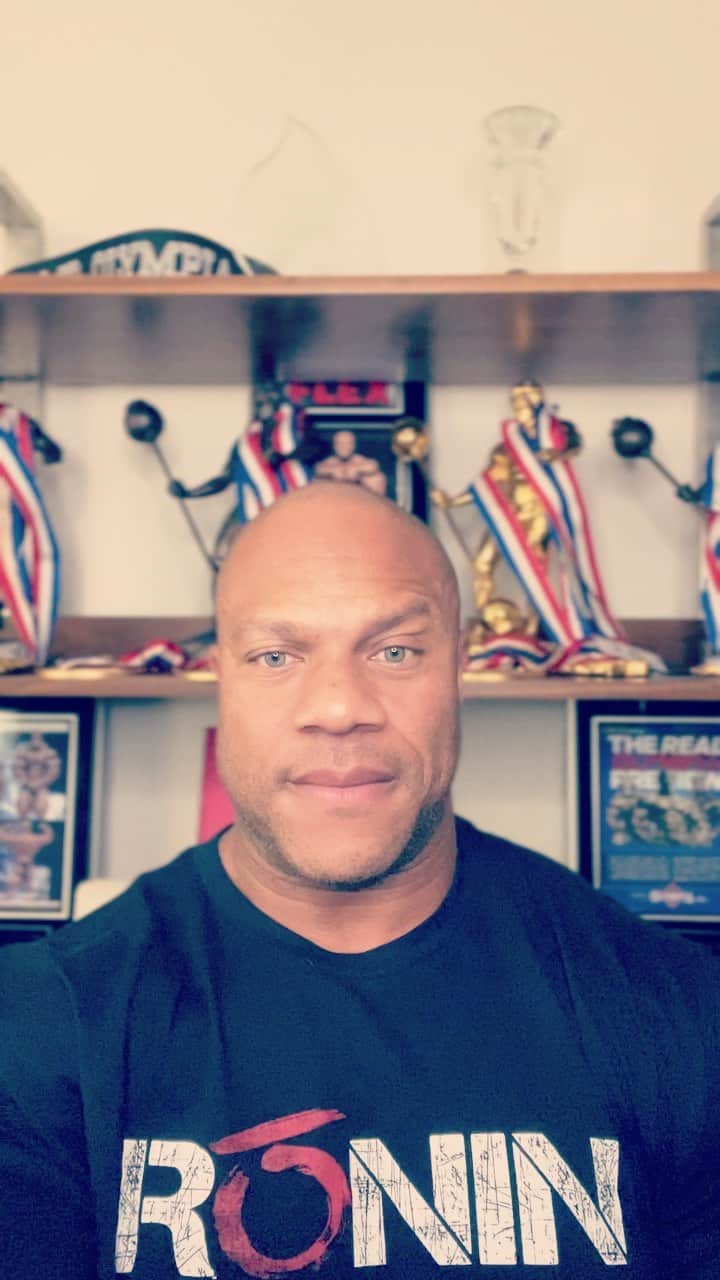 Phil Heathのインスタグラム：「Happy Monday Everybody!!!  Your attitude speaks a lot about your aptitude!!!!  I worked as a Retail Manager at Bally Total Fitness in Denver, Colorado in 2003-2005. I had a great time visiting with members daily, discussing how I could be of service as they go onto their respective health & fitness journey.   I made smoothies too which I enjoyed the most because it always put a smile on someone's face. They had certainty that after every workout, I would be there waiting for them with their favorite beverages and/or their order of supplements.   See, although I was 23-24yrs old with degrees in Business & IT I didn't allow my paycheck of $15/hr to determine how I treated the actual job itself.   Creating high standards for oneself is the only way to live as the opposite comes across entitled which doesn't yield pure excellence.   No matter what your current job is, no matter how much you are paid, continue to have an incredible attitude, increase those skills so that when it is your time for the "promotion" you'll be more than ready!!!  Love to All!!!」