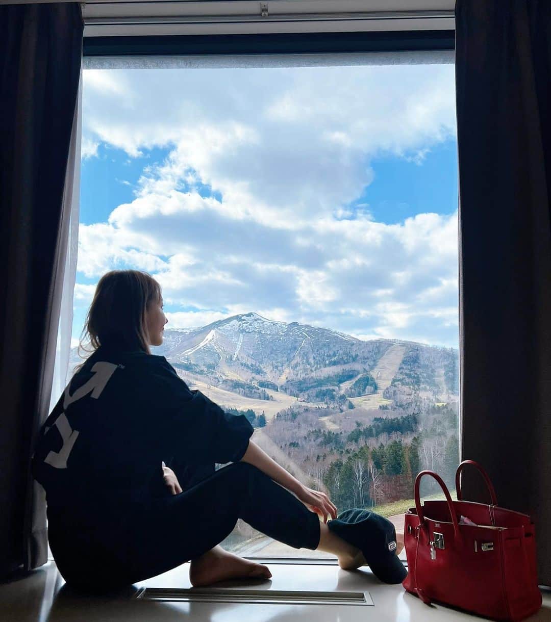 美香さんのインスタグラム写真 - (美香Instagram)「hello tomamu💙  雲海が見たくてトマムに来たのに 雲海テラスが５月１１日からだった😂  #無計画旅行」5月2日 21時23分 - mikaofficial99