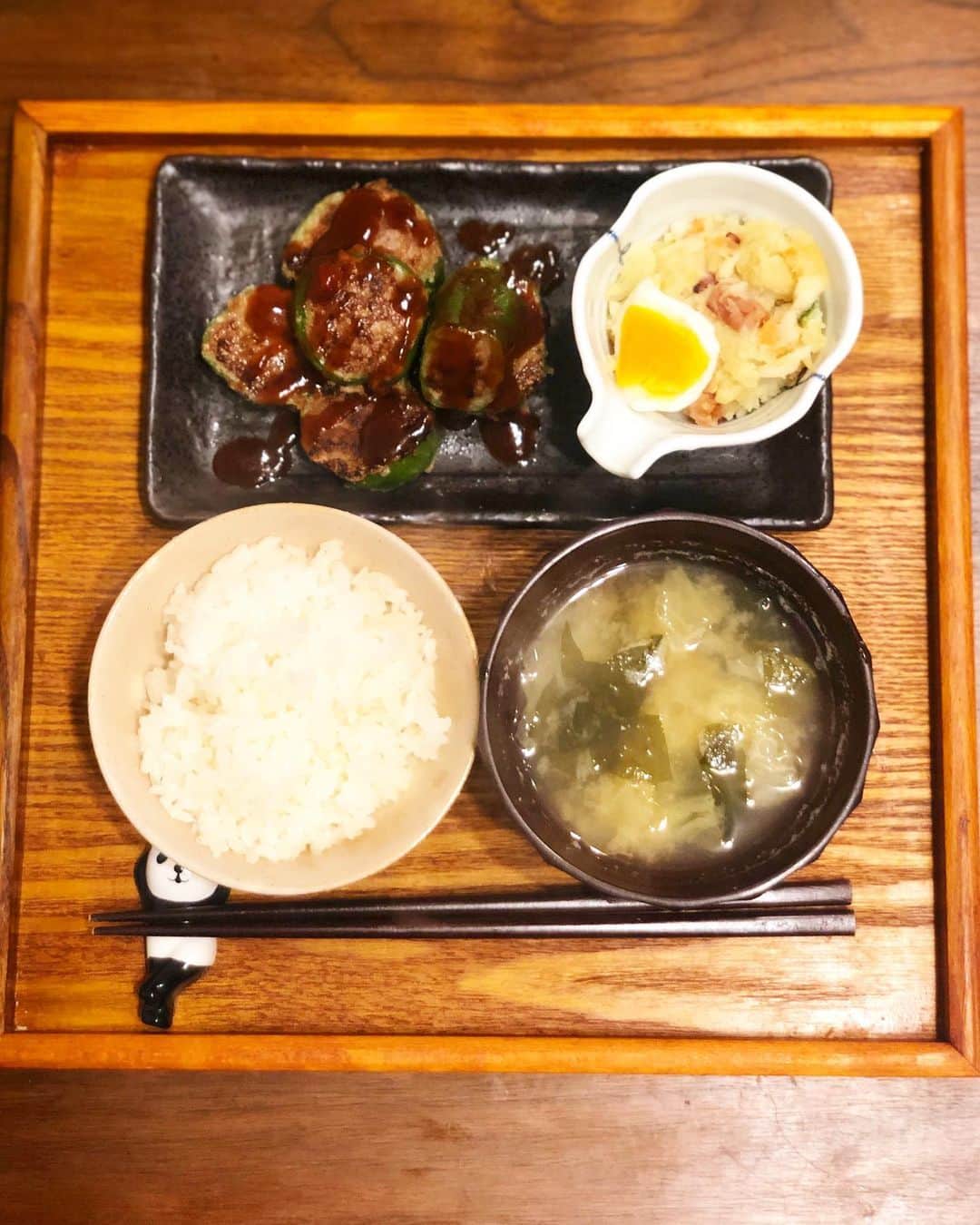 川島カヨさんのインスタグラム写真 - (川島カヨInstagram)「ピーマンがお安かったので、 ピーマン肉詰め定食🫑 ⁡ ピーマンを縦切りにして作るより、丸ごと一個に詰めて輪切りにして焼いた方が食べやすい事に気がついたので、輪切りバージョンです。 ⁡ 見た目的にもコッチの方が好みなので、今後は輪切りで作ろうと思います☺︎ ⁡ 副菜は久しぶりに作ったポテサラ。お味噌はキャベツとワカメ。  追記　ちなみにピーマンの苦味が苦手な人は縦切りの通常肉詰めの方が苦味が消えるので良いそうです。横切りだと繊維を断ち切るので、多少苦味がのこりしっとり仕上がります。参考までに🤚 ⁡ #きょうのごはん #適当ごはん #おうちごはん #おうちごはんlover #ゆるめし #japaneasefood #クッキングラム #ひとりごはん #夜ご飯 #よるごはん #食卓日記 #献立 #家庭料理 #homecook #Homemadefood #日本食 #Japanesefood #ひとり定食 #お盆でごはん  #副菜 #sidedish #ピーマン #greenpepper #ポテトサラダ #potato salad #お味噌汁 ⁡ ⁡」5月2日 21時32分 - pandakayo