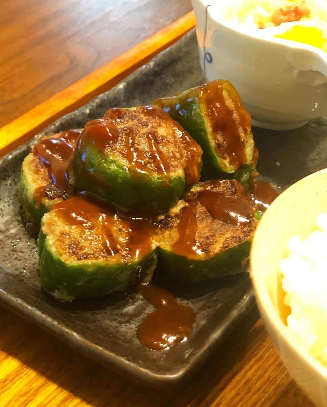 川島カヨさんのインスタグラム写真 - (川島カヨInstagram)「ピーマンがお安かったので、 ピーマン肉詰め定食🫑 ⁡ ピーマンを縦切りにして作るより、丸ごと一個に詰めて輪切りにして焼いた方が食べやすい事に気がついたので、輪切りバージョンです。 ⁡ 見た目的にもコッチの方が好みなので、今後は輪切りで作ろうと思います☺︎ ⁡ 副菜は久しぶりに作ったポテサラ。お味噌はキャベツとワカメ。  追記　ちなみにピーマンの苦味が苦手な人は縦切りの通常肉詰めの方が苦味が消えるので良いそうです。横切りだと繊維を断ち切るので、多少苦味がのこりしっとり仕上がります。参考までに🤚 ⁡ #きょうのごはん #適当ごはん #おうちごはん #おうちごはんlover #ゆるめし #japaneasefood #クッキングラム #ひとりごはん #夜ご飯 #よるごはん #食卓日記 #献立 #家庭料理 #homecook #Homemadefood #日本食 #Japanesefood #ひとり定食 #お盆でごはん  #副菜 #sidedish #ピーマン #greenpepper #ポテトサラダ #potato salad #お味噌汁 ⁡ ⁡」5月2日 21時32分 - pandakayo