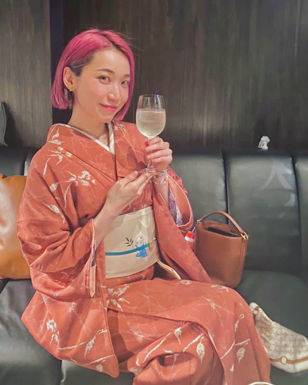 夏目麻央のインスタグラム：「先日呉服屋さんにて 店「けっこう着物でお出かけされるんですか？」 私「そうですねぇ、たまに」 店「どこに行くんですか？」 私「えーっと、、飲みとか？」 店「はぁそうですか…」  カフェとでも言っとけば良かった…😇  誕生日は美味しい塩辛でもください🦑  #kimonostyle  #kimonogirl  #御召し #引っかけ結び #リサイクル着物 #顔浮腫んでてヒアルロン酸入れすぎた人みたいになってる #後ろに消毒用アルコール見切れてる #ちなみに店員さんはとっても優しいおじ様でした」