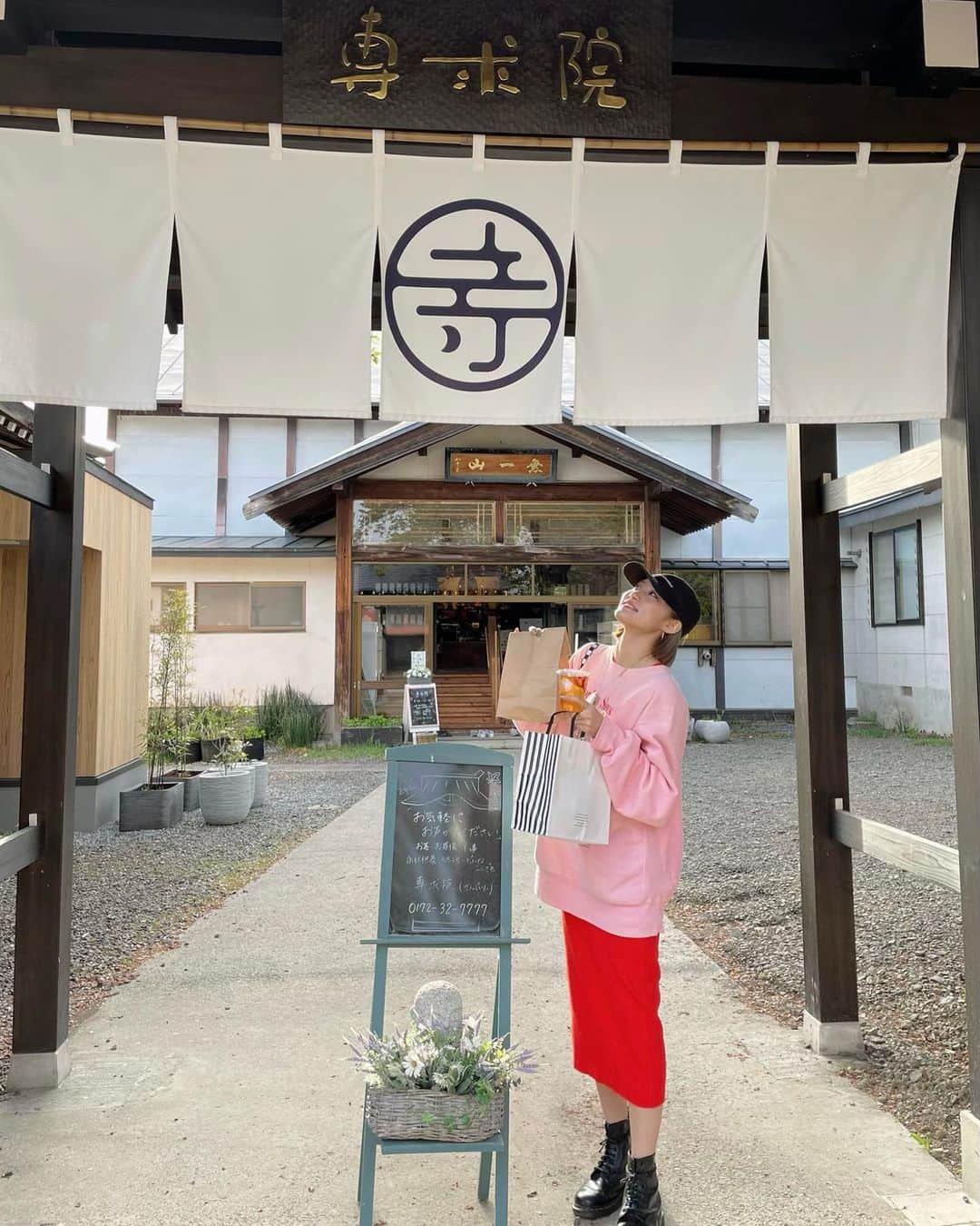 王林さんのインスタグラム写真 - (王林Instagram)「. 「津軽のお寺市-サクラ-」🌸🤍  青森にいると毎日が勉強になる🌏 この間弘前にあるお寺、専求院でのイベントに行ってきて、青森の伝統をたくさん感じてきたよ☺️ 王林は @made_in_tsu.girl さんのこぎん刺しのピアスとキャップと @one.natural さんのバーガーやらをゲットしてきました🤤 こういうイベントに行くと、 青森を盛り上げたいって思ってる人達がたくさんいて、すごく面白いし刺激になるし勉強になります！そして青森って最高だよねって改めて思う🫶🏼 動画は @senguin01 さんにある納骨堂です。一つ一つのサクラの津軽びいどろの中で眠れるのは弘前にゆかりや愛がある人にとってすごく素敵だなって感じました☺️🌸  最後の写真は王林がよく差し入れしたいときに行くパン屋さん💞 りんごを信じられないくらい使った食パンが有名なんだけど、他も美味しのがたくさんあって自分にもクロワッサンとチョコスコーン買っちゃったよまったく🥰🥰 青森に本店があるんだけど、弘前のさくら野にも出てたから行ってきたよ🕺  本当に語っても語っても語っても、魅力があふれる青森。大好きです。  いつかこうした青森を盛り上げたいと思ってる方々と1人の青森の人間としてお仕事できるように、自分が見てるかっこよくてかわいい青森をプロデュースして形にできるようにけっぱるんだ🫡🍏  #青森 #弘前 #弘前観光 #専求院 #こぎん刺し #津軽 #littleprincess #aomori #hirosaki #伝統工芸 #伝統工芸品 #津軽びいどろ #madeintsugirl #kogin #津軽のお寺市 #rutsuで彩るこぎんライフ #onenatural #vegan #弘前カフェ #弘前ランチ #王林の青森事情」5月2日 21時45分 - ourin_ringoooo