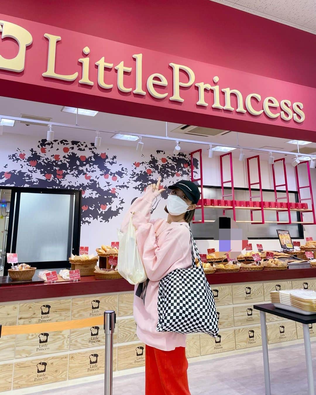 王林さんのインスタグラム写真 - (王林Instagram)「. 「津軽のお寺市-サクラ-」🌸🤍  青森にいると毎日が勉強になる🌏 この間弘前にあるお寺、専求院でのイベントに行ってきて、青森の伝統をたくさん感じてきたよ☺️ 王林は @made_in_tsu.girl さんのこぎん刺しのピアスとキャップと @one.natural さんのバーガーやらをゲットしてきました🤤 こういうイベントに行くと、 青森を盛り上げたいって思ってる人達がたくさんいて、すごく面白いし刺激になるし勉強になります！そして青森って最高だよねって改めて思う🫶🏼 動画は @senguin01 さんにある納骨堂です。一つ一つのサクラの津軽びいどろの中で眠れるのは弘前にゆかりや愛がある人にとってすごく素敵だなって感じました☺️🌸  最後の写真は王林がよく差し入れしたいときに行くパン屋さん💞 りんごを信じられないくらい使った食パンが有名なんだけど、他も美味しのがたくさんあって自分にもクロワッサンとチョコスコーン買っちゃったよまったく🥰🥰 青森に本店があるんだけど、弘前のさくら野にも出てたから行ってきたよ🕺  本当に語っても語っても語っても、魅力があふれる青森。大好きです。  いつかこうした青森を盛り上げたいと思ってる方々と1人の青森の人間としてお仕事できるように、自分が見てるかっこよくてかわいい青森をプロデュースして形にできるようにけっぱるんだ🫡🍏  #青森 #弘前 #弘前観光 #専求院 #こぎん刺し #津軽 #littleprincess #aomori #hirosaki #伝統工芸 #伝統工芸品 #津軽びいどろ #madeintsugirl #kogin #津軽のお寺市 #rutsuで彩るこぎんライフ #onenatural #vegan #弘前カフェ #弘前ランチ #王林の青森事情」5月2日 21時45分 - ourin_ringoooo
