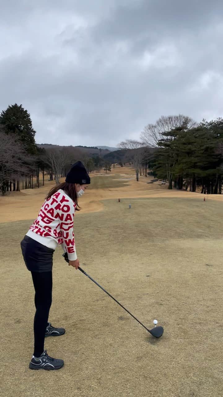 のインスタグラム：「冬のゴルフの投稿が溜まってる🤣  もう春なのに🌸 冬のように寒いよね😨❄️🥶  寒暖差で体調くずさない様にGW楽しみましょー⭐︎  私はゴルフと登山⛰  #golfgirl #golf #golfing #instagolf #golfswing #golffashion#golfstagram #golfwear  #ゴルフ好き #ゴルフ初心者 #ゴルフ練習 #ゴルフ女子 #ゴルフ男子 #ゴルフ上手くなりたい #ゴルフ好きと繋がりたい#ゴルフウェアー  #ゴルフスイング #골프 #エンジョイゴルフ#ゴルフコーデ #スポーツ女子　 #cpg  #cpggolf #シーピージーゴルフ」