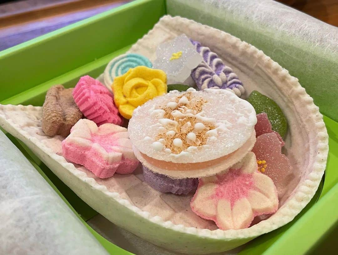恒松祐里さんのインスタグラム写真 - (恒松祐里Instagram)「❋ お母さんが買ってきた和菓子かわいい🍵🫘  #豊島屋 の鎌倉の彩『つつじ』✨  我が家では和菓子の時はお抹茶と一緒に頂きますっ！ 祖母の影響で中学時代茶道部だった私が点てたり。 私を見てやり方を覚えた母が点てたり。。  和菓子+お抹茶は最強ですよね🍵」5月2日 22時08分 - yuri_tune