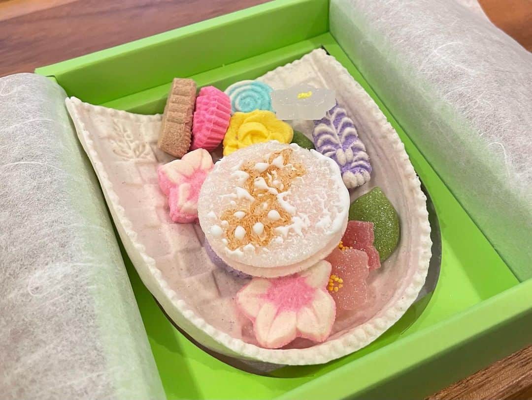 恒松祐里さんのインスタグラム写真 - (恒松祐里Instagram)「❋ お母さんが買ってきた和菓子かわいい🍵🫘  #豊島屋 の鎌倉の彩『つつじ』✨  我が家では和菓子の時はお抹茶と一緒に頂きますっ！ 祖母の影響で中学時代茶道部だった私が点てたり。 私を見てやり方を覚えた母が点てたり。。  和菓子+お抹茶は最強ですよね🍵」5月2日 22時08分 - yuri_tune