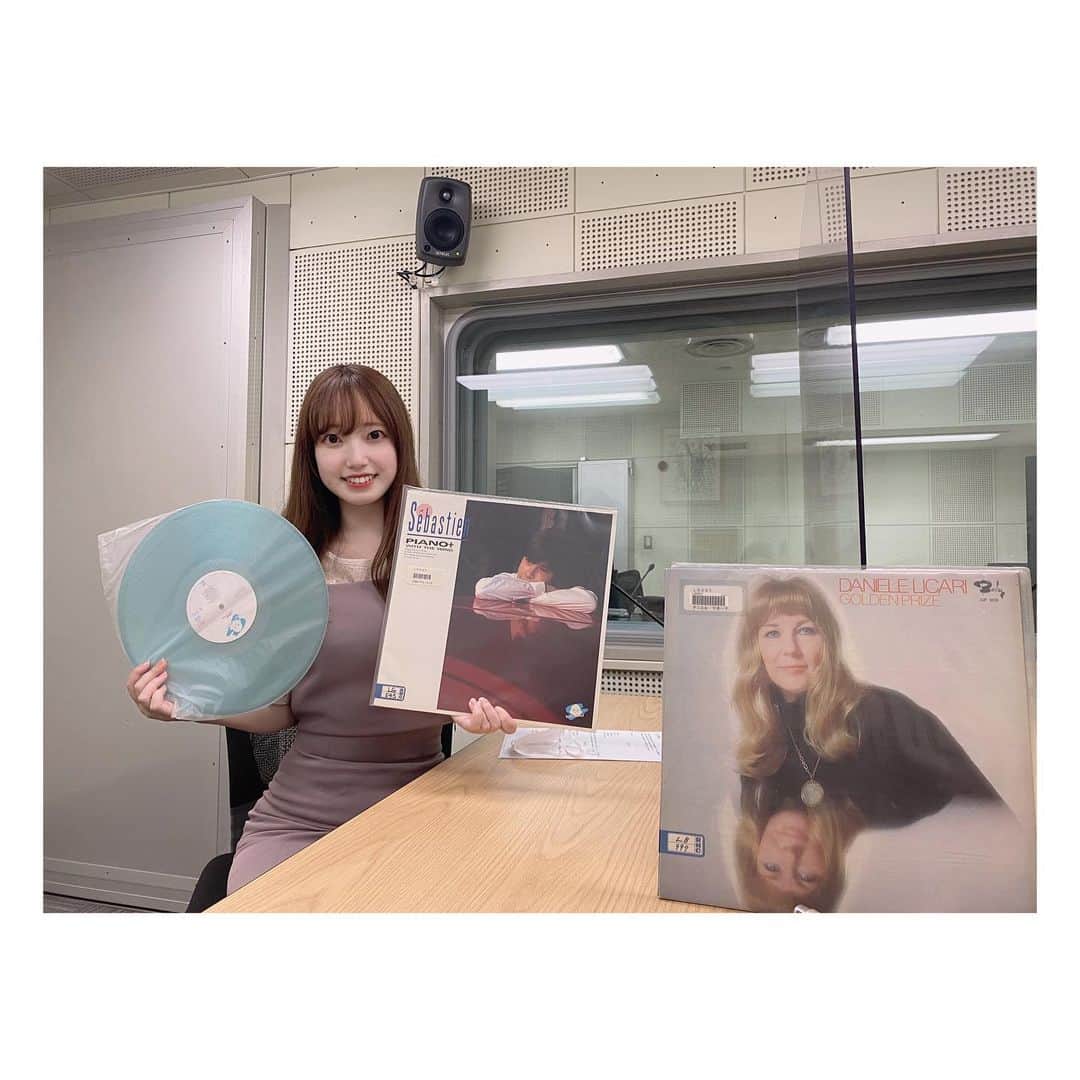 石井奏美のインスタグラム：「手に持っているのはガラスのレコード。 初めて見たのですが綺麗でびっくりしました✨  日月火続けて深夜番組担当しています💡 GW期間中夜ふかししている方は是非ご覧・お聴きください😉  今日も1日お疲れ様でした💐🧸  #岡山#香川#アナウンサー#レコード」