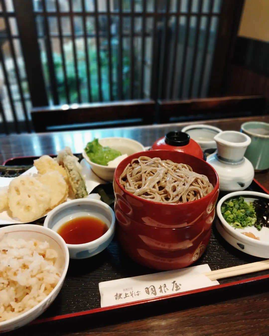 池田裕子さんのインスタグラム写真 - (池田裕子Instagram)「出雲に来たら絶対ここで食べたいっ！  【献上そば 羽根屋】  はりきって天ぷら割子定食にしました✊  連休中だから流石に並んでました〜！」5月2日 22時17分 - kurimushiyoukan