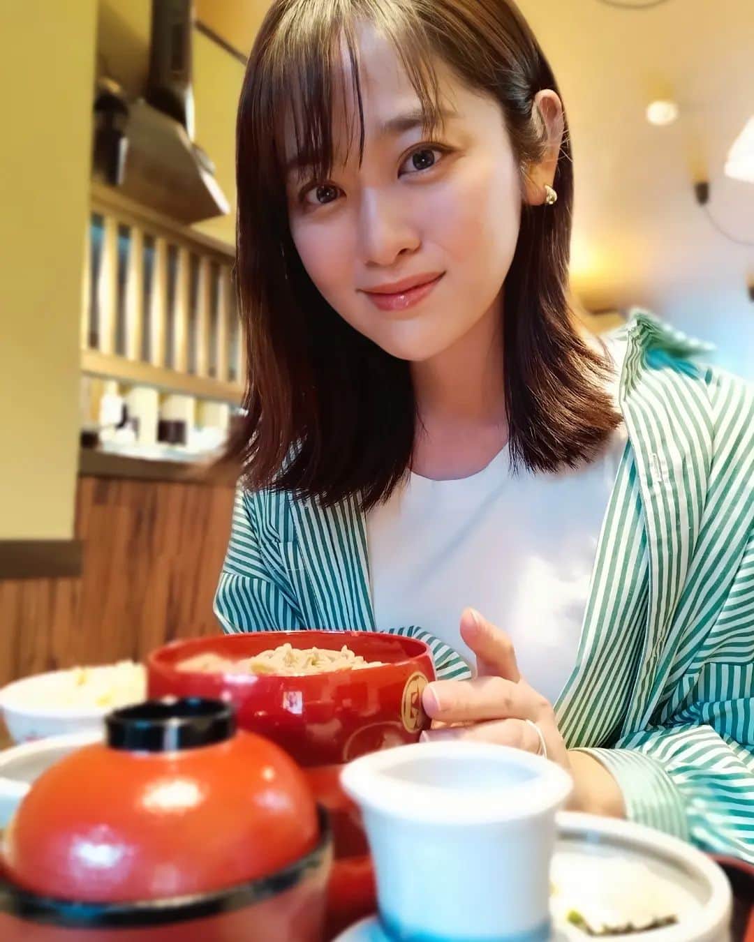 池田裕子さんのインスタグラム写真 - (池田裕子Instagram)「出雲に来たら絶対ここで食べたいっ！  【献上そば 羽根屋】  はりきって天ぷら割子定食にしました✊  連休中だから流石に並んでました〜！」5月2日 22時17分 - kurimushiyoukan