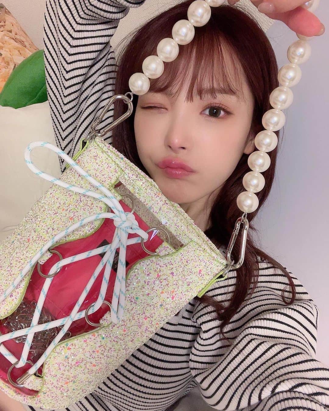 桃乃木かなさんのインスタグラム写真 - (桃乃木かなInstagram)「PAMEO POSE大好きなんだけど このバッグラメが舞い散る演出付きみたいで結構大惨事💫  ラメじゃないバージョン6月に出るみたいでそっちも可愛かったな！  #pameopose」5月2日 22時42分 - kana_momonogi