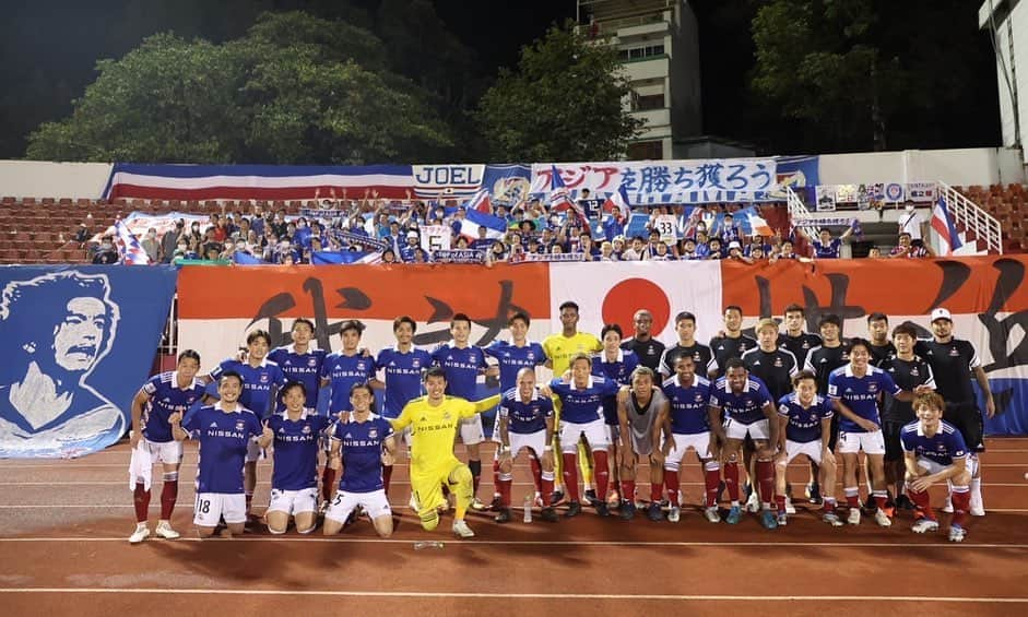 水沼宏太さんのインスタグラム写真 - (水沼宏太Instagram)「🙇‍♂️ ベトナムから 無事に日本に帰ってきました🛬🇯🇵  アジアチャンピオンズリーグ グループリーグを突破することができました！  約3週間があっという間に感じる程 本当に充実した日々を 過ごすことができました。 個人的には 毎日がワクワクドキドキに溢れていて、 自分の成長を感じることができる日々が、 すごく楽しくて、 まだまだやりたい！ 成長できる！ という実感がとても嬉しかったです☺️  厳しい戦いを一緒に戦ってくれた仲間に！  何不自由なく サッカーができる環境を整えてくれた スタッフのみんなに！  テレビの前で一緒に戦い応援してくれた サポーターの皆さんに！  長期遠征を支えてくれた家族に！  そして、遠くベトナムまで来て 現地で一緒に戦ってくれた皆さんに！ 心から感謝を伝えたいです！ 本当にありがとうございました🙏🏻‼️  スタジアムに響く マリノスのチャント、 個人のチャントには 本当に感動しました。 間違いなく、共に戦い、 ピッチの僕たちの背中を押してくれました！ やっぱりカッコよかったなー☺️ 最高‼️  また8月に ACLのノックアウトステージで戦えるんだと思うと ワクワクして、本当に嬉しいです。 ベトナムでの疲れをしっかりケアして、 まずは今週末に再開するＪリーグで、 マリノスの最高の試合が出来る様に しっかりと準備したいと思います！  #fmarinos #newbalance #nbfootball #水沼宏太 #水沼宏太LINELIVE」5月2日 22時57分 - kota_mizunuma