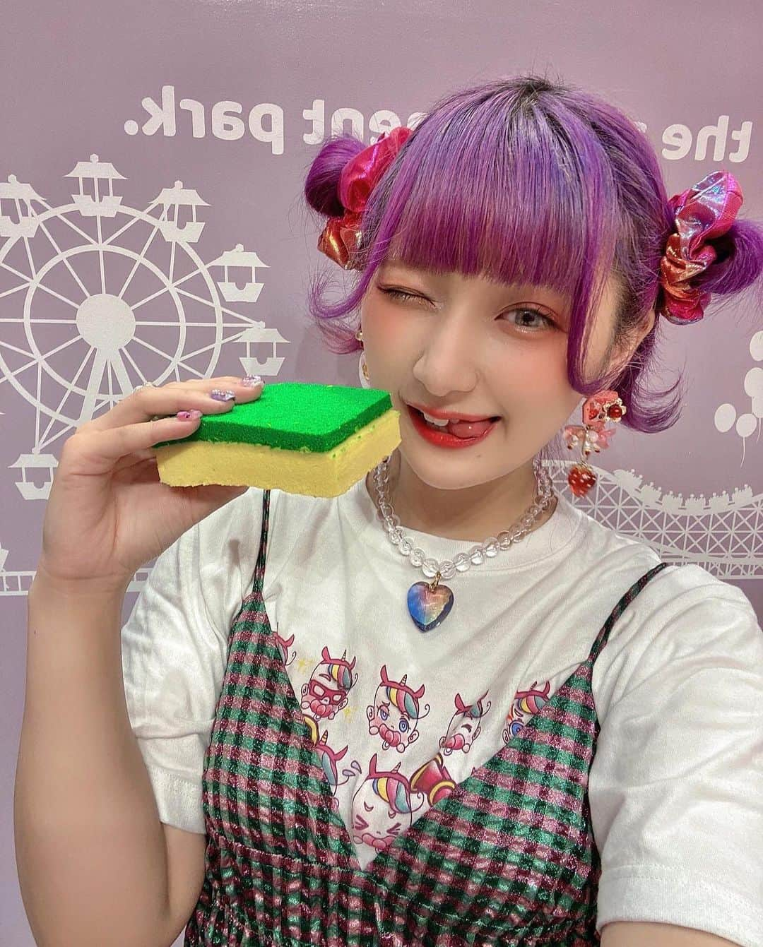 しなこさんのインスタグラム写真 - (しなこInstagram)「食べられるスポンジ 💚🧽🫧  #ベビタピトーキョー にてついに発売開始🫶🏻！！！  ここ5年間でこれまで数々のバズるスイーツを プロデュースしてきたけれど、 自分の動画で作ったものを そのまま商品化したのは初めてです。  コロナ禍の中で原宿が落ち込んでる時に 家で頑張って撮影して投稿してたASMRが こうして大きな実となって原宿に戻って来たことが 自分としては感慨深く、とても嬉しく思います😭  これからも原宿という街で皆様を ワクワクさせられるように頑張ります🥹✨✨✨  みんなぜひGetしてねෆ⸒⸒⸜( ˶'ᵕ'˶)⸝‪  #食べられるスポンジ #スポンジ #ベビタピ #ベビタピトーキョー   こちらのスポンジケーキについて、取材のアポなどは以下メールアドレスにお願い致します🙇‍♀️✨ 世の中に沢山広めたいので、ぜひ宜しくお願い致します💖  info@48studio.jp」5月2日 23時05分 - ssshinako